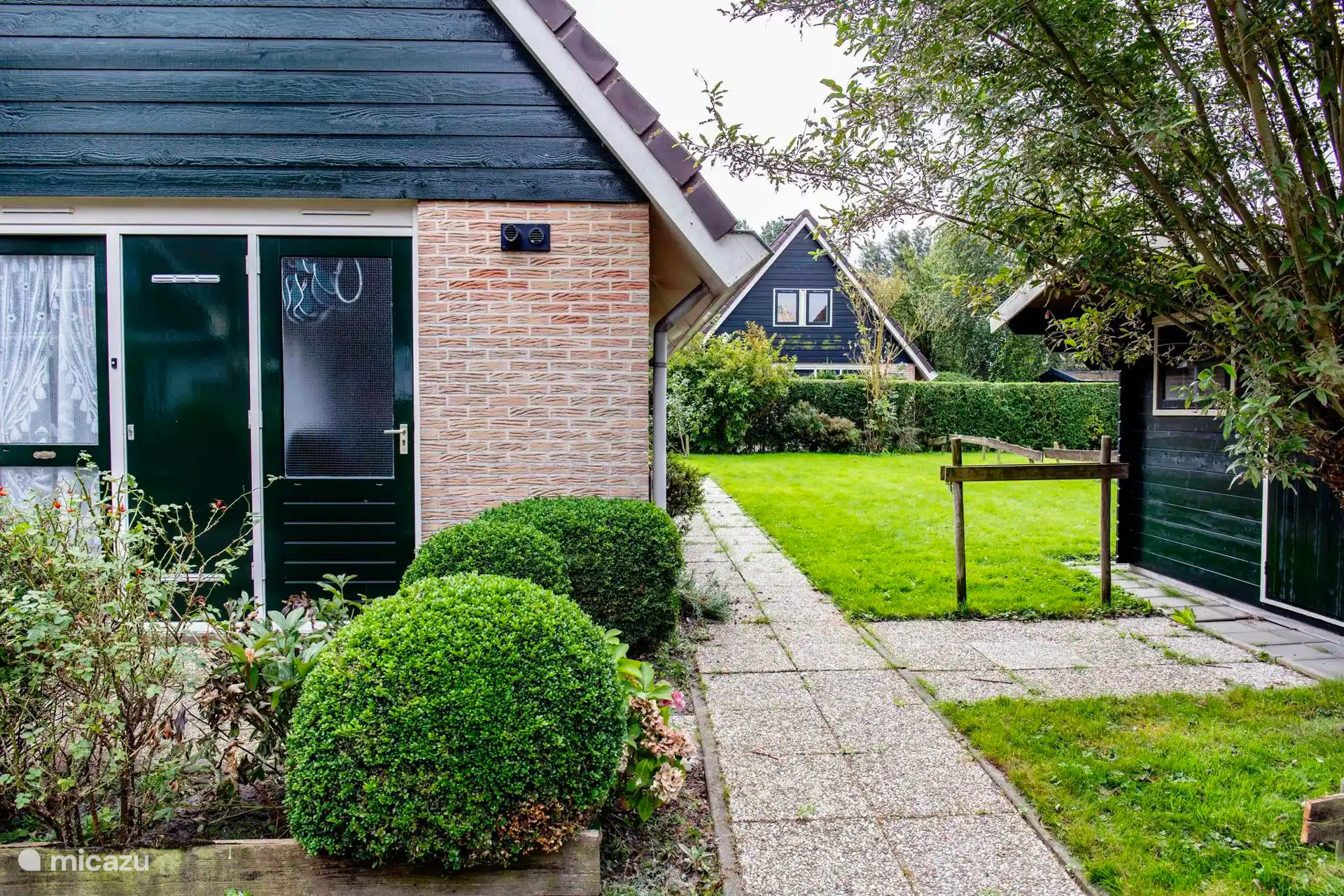 Voordeur en tuinpad
