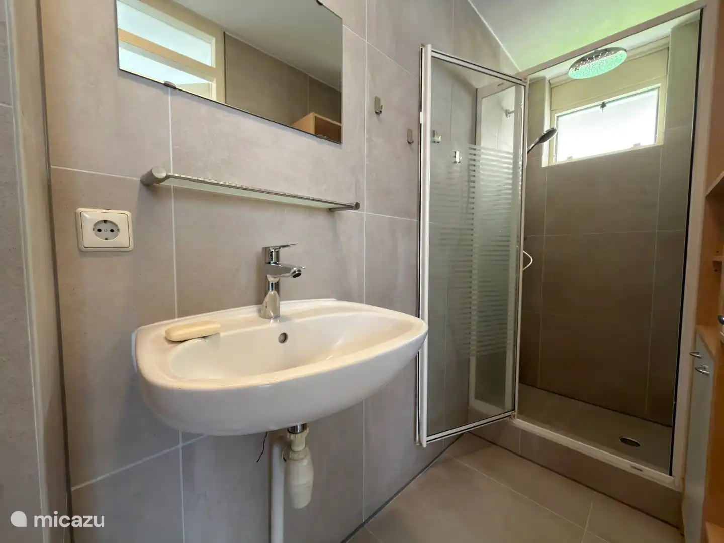 Badkamer met douche