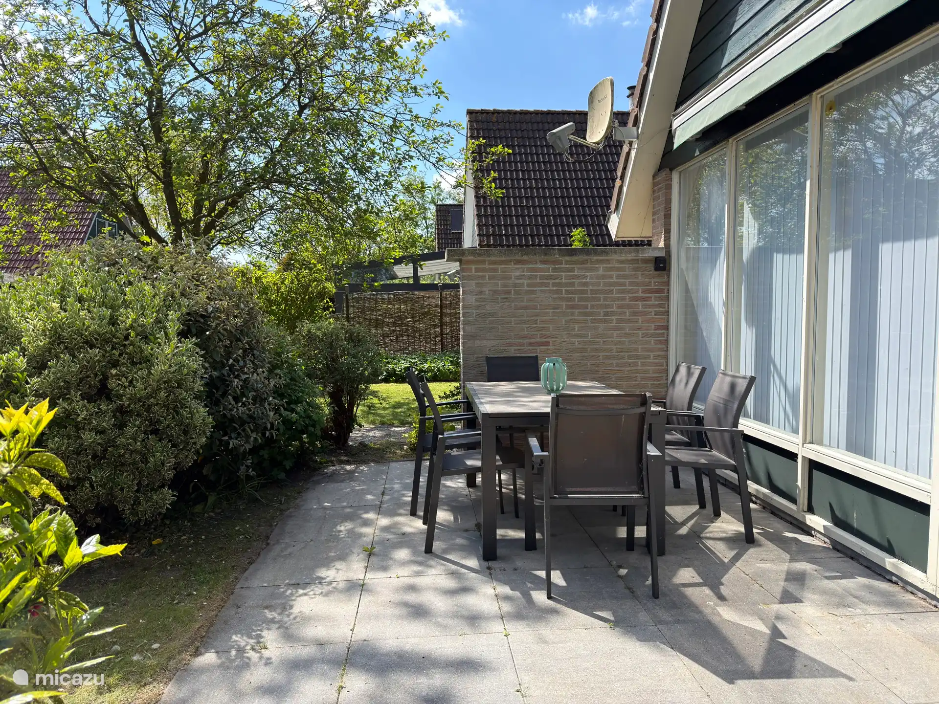 Terras met eettafel