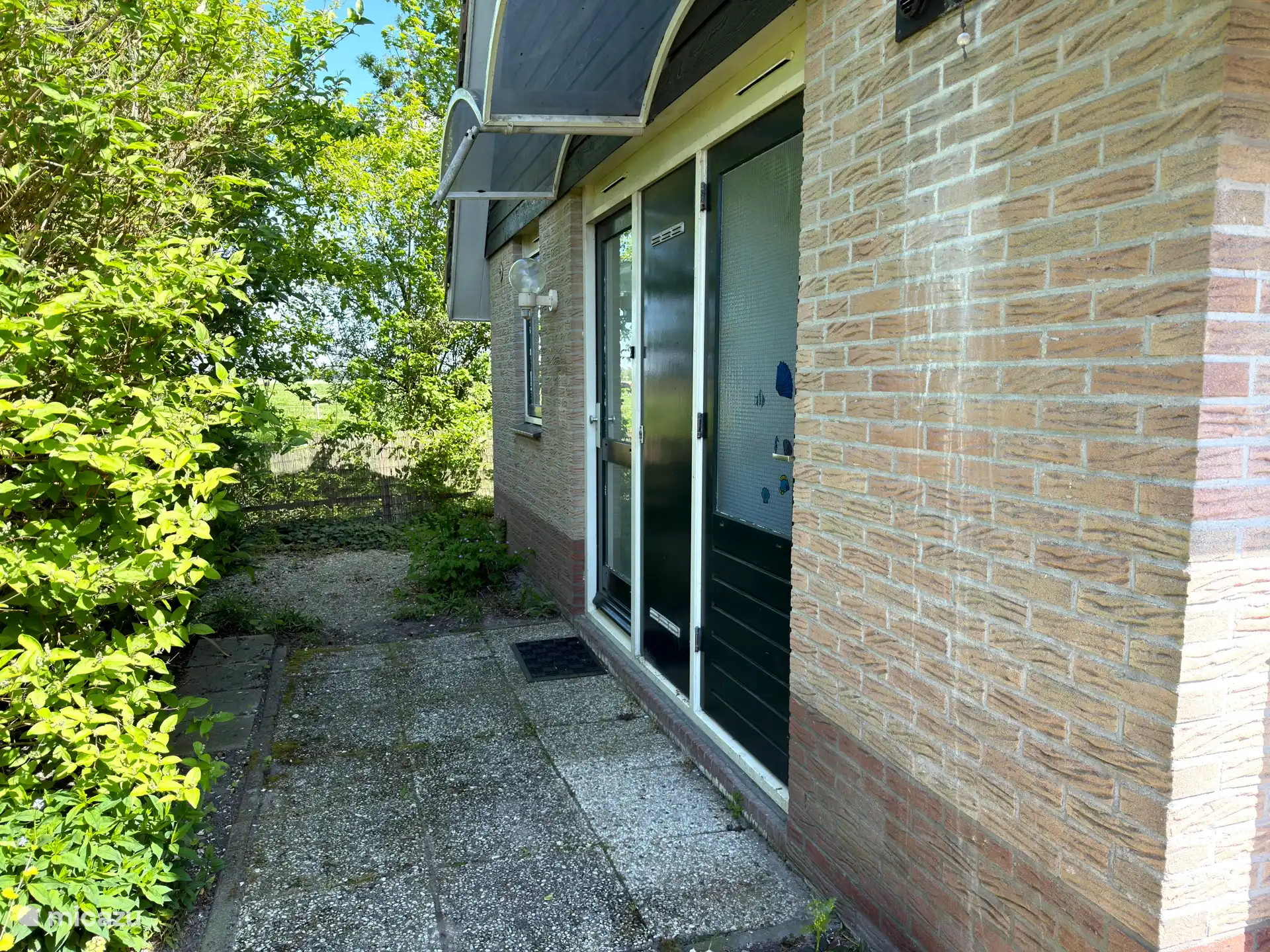 Pad langs de woning