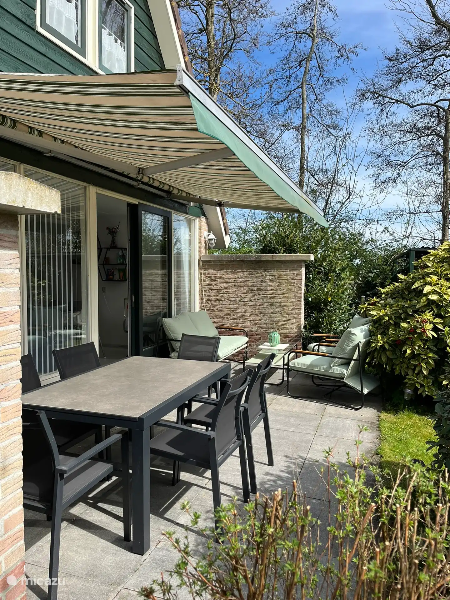 Terras met eettafel