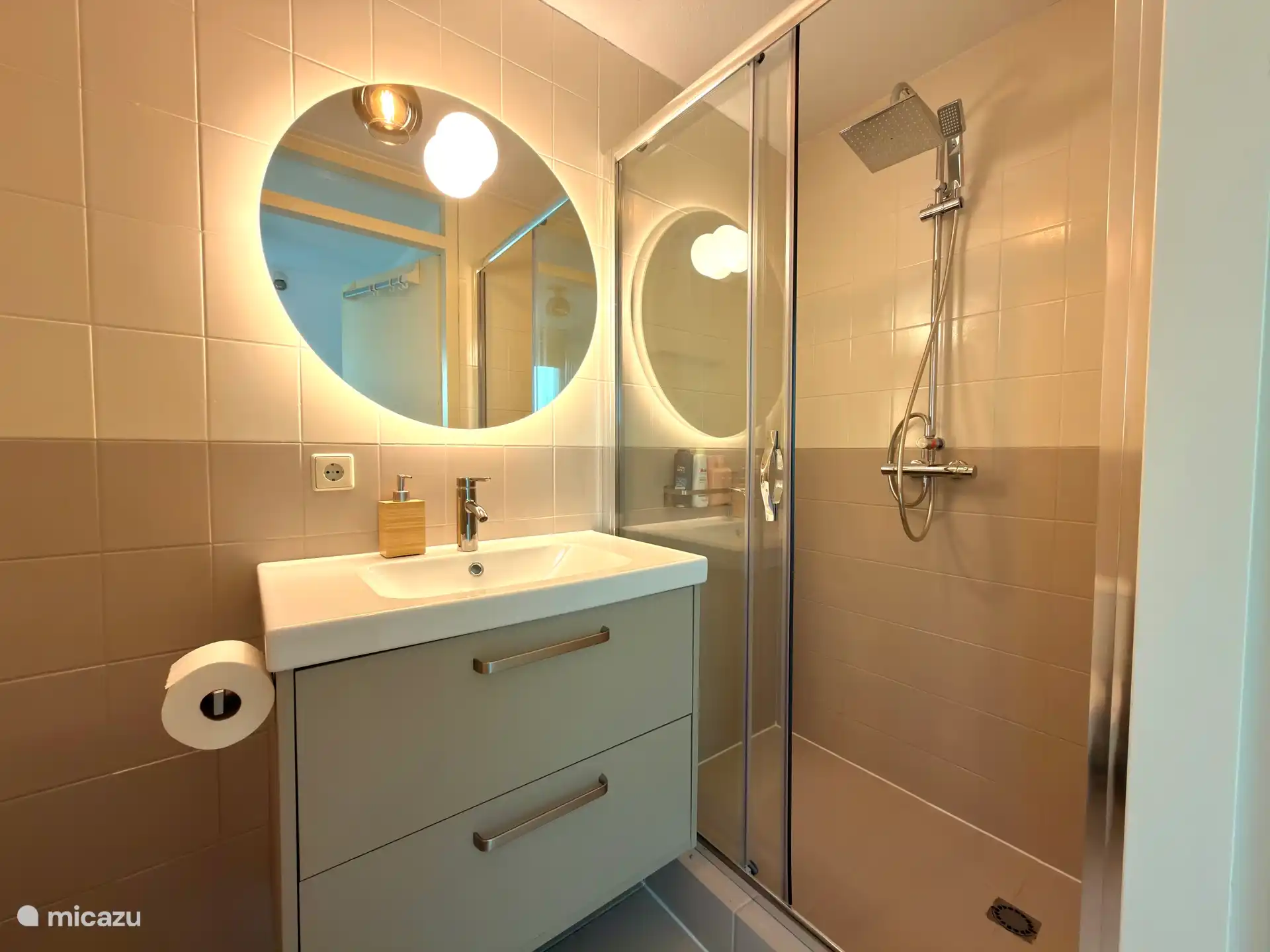 Badkamer met douche