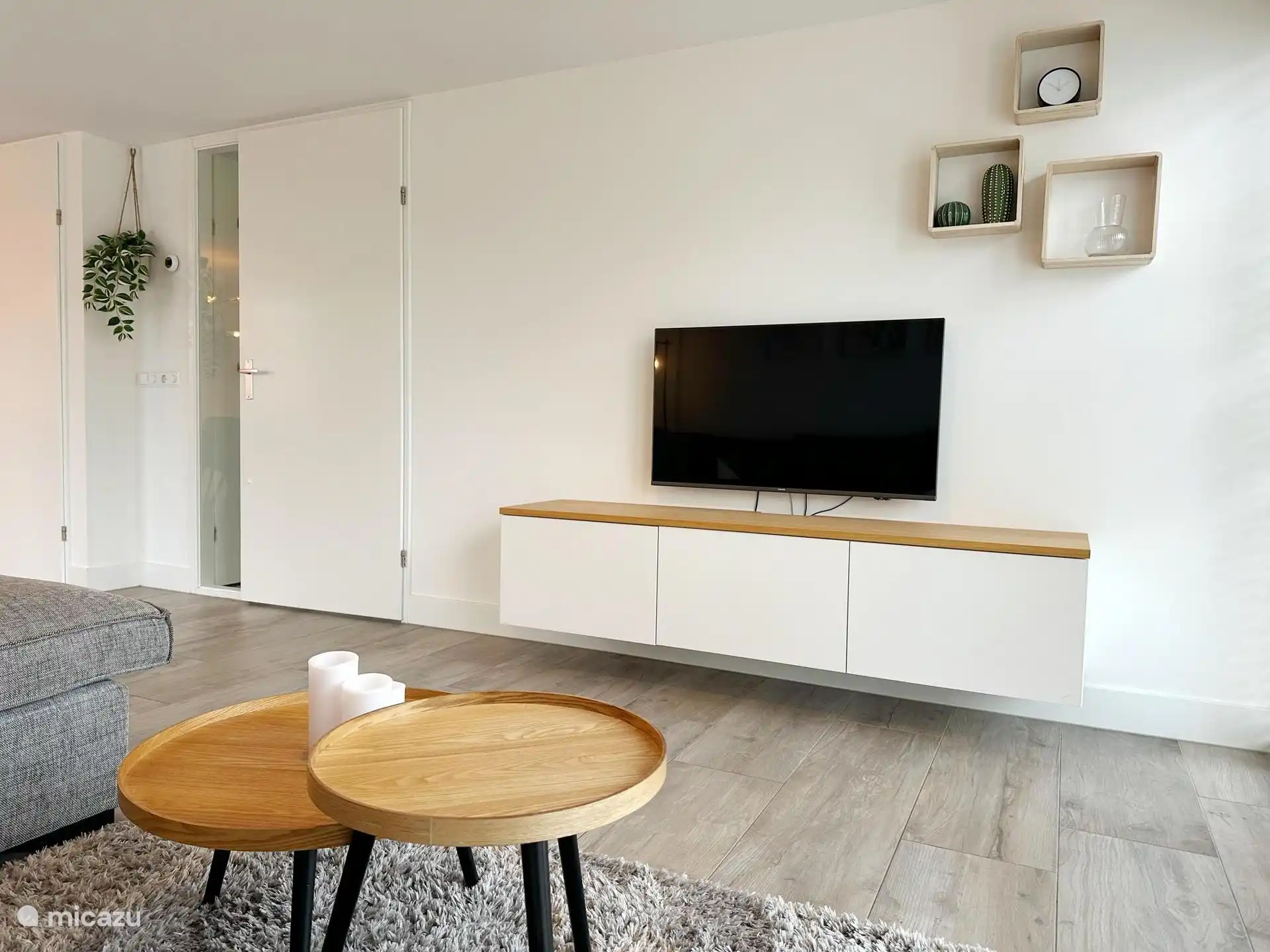 Salón con televisión