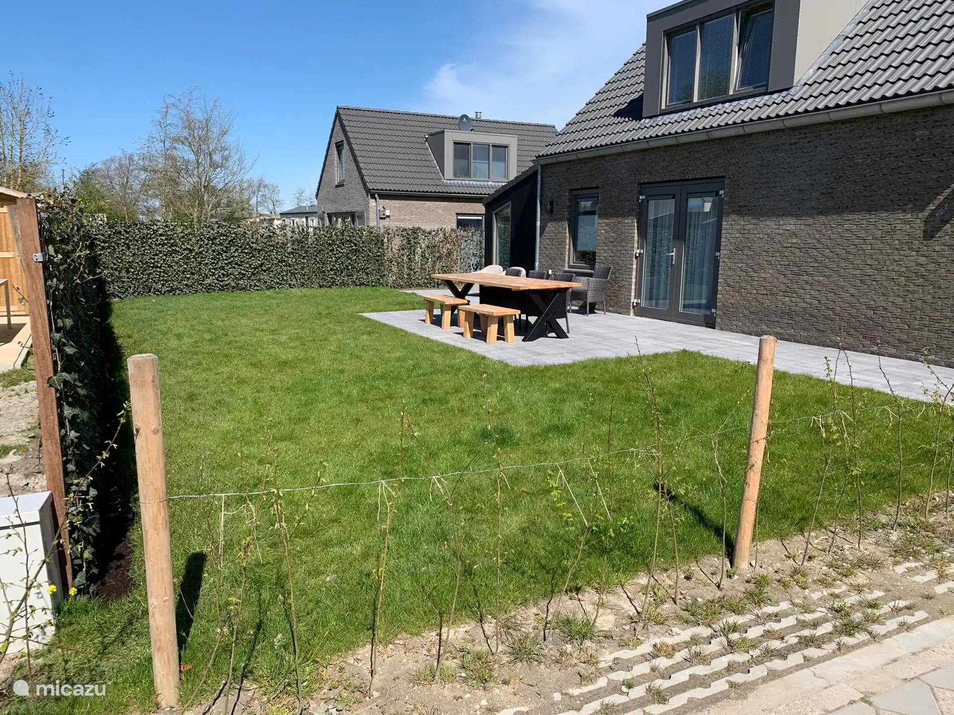 Tuin met picknicktafel