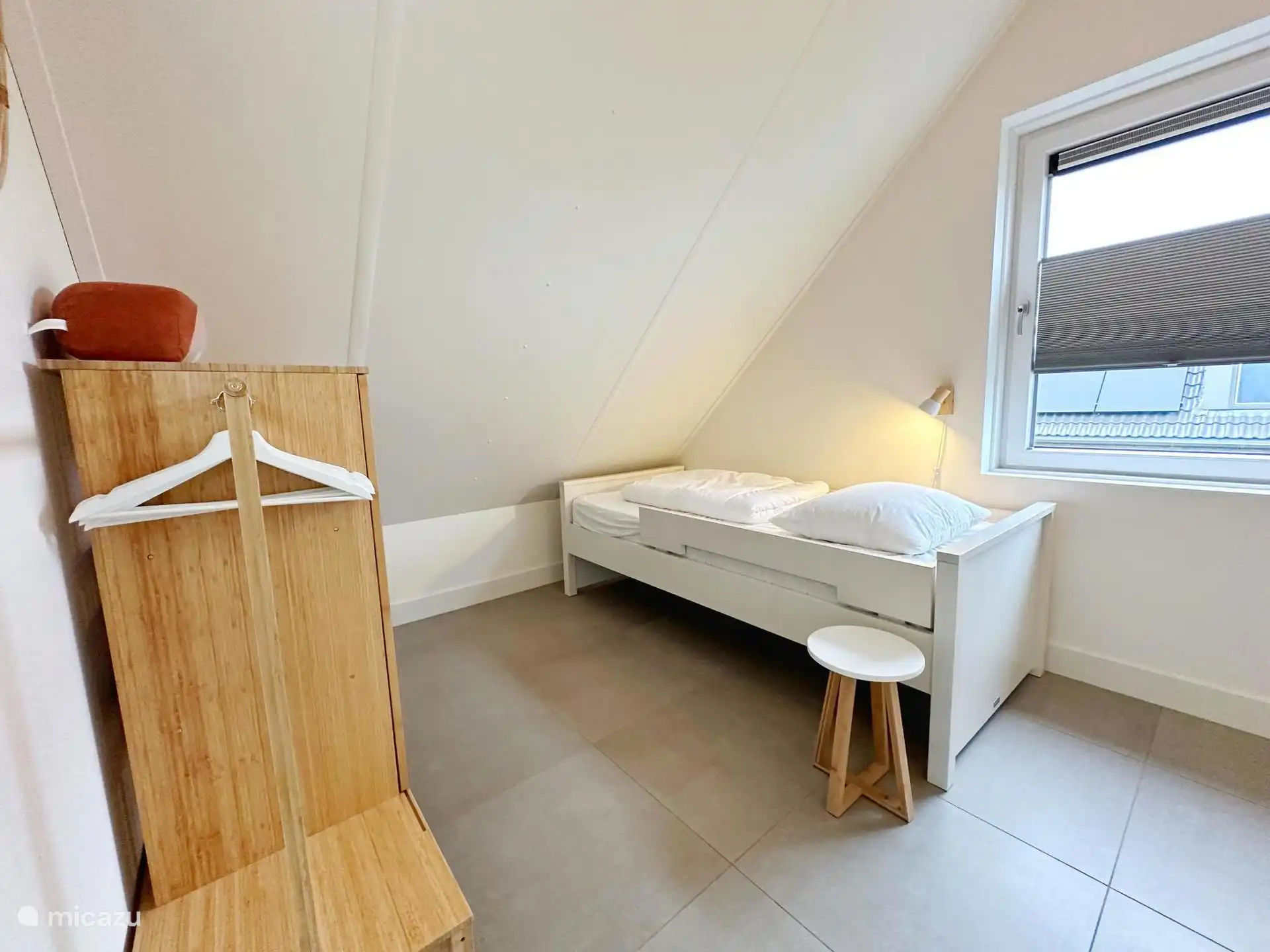 Dormitorio con cama individual