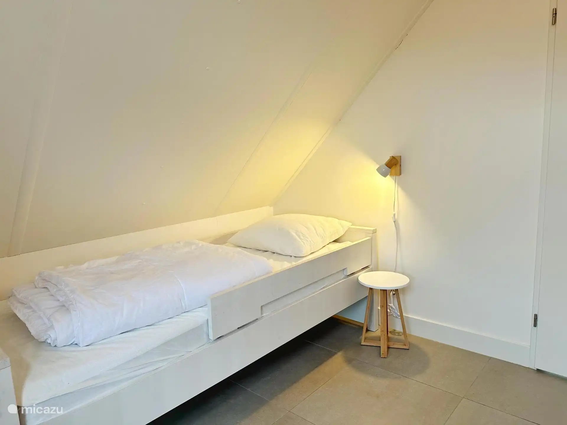 Dormitorio con cama individual
