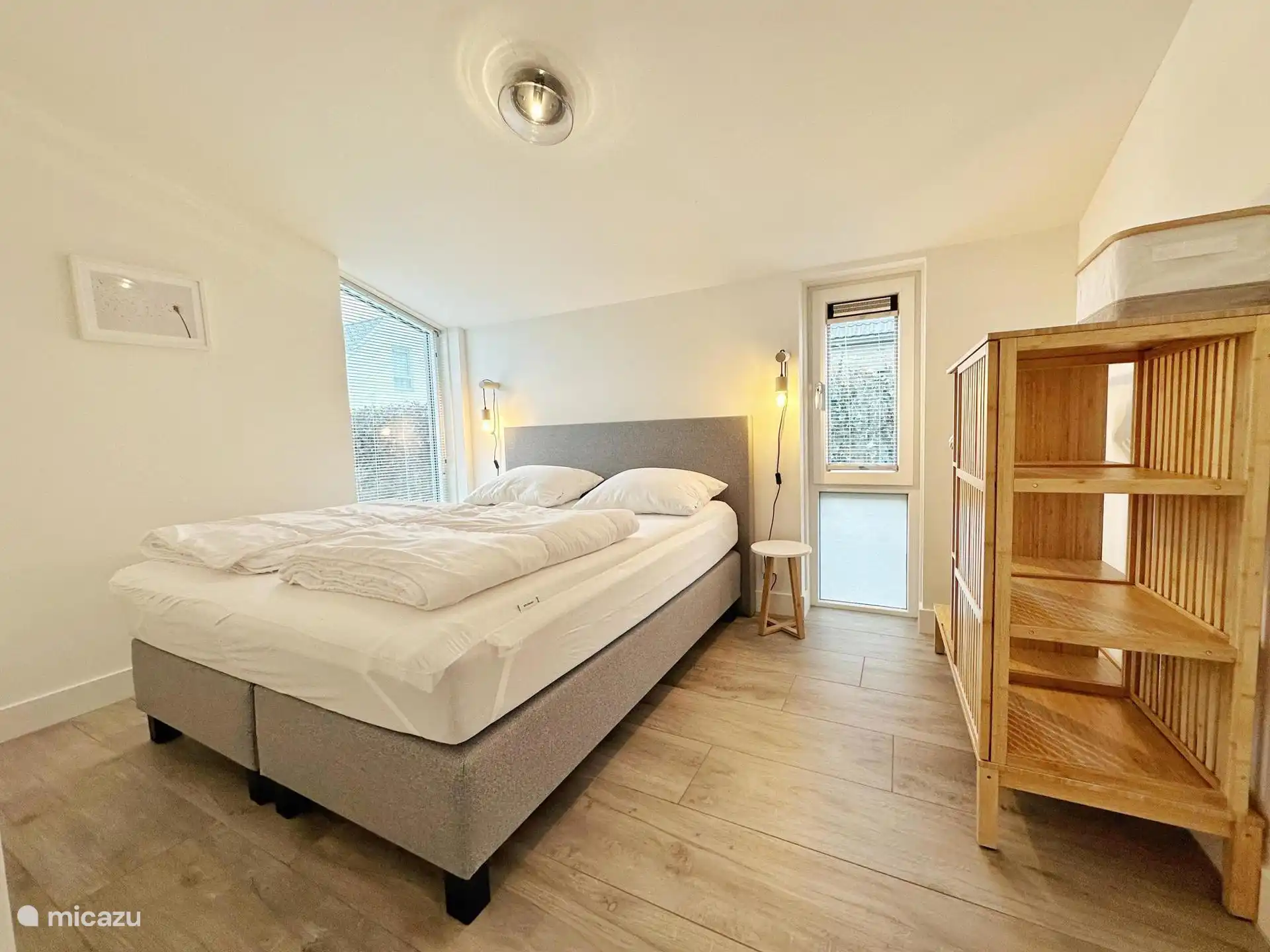 Dormitorio con cama matrimonial