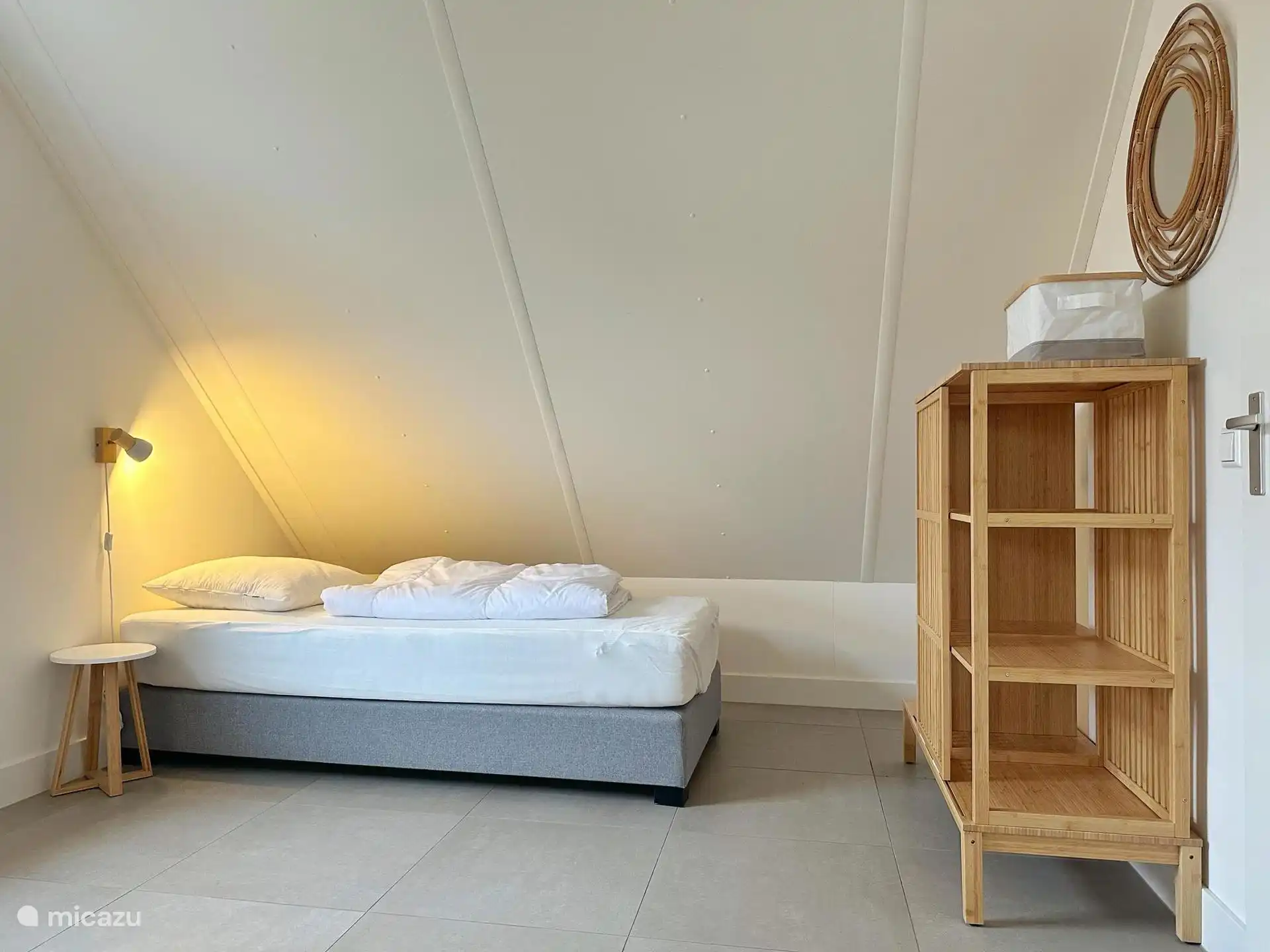 Dormitorio con cama individual