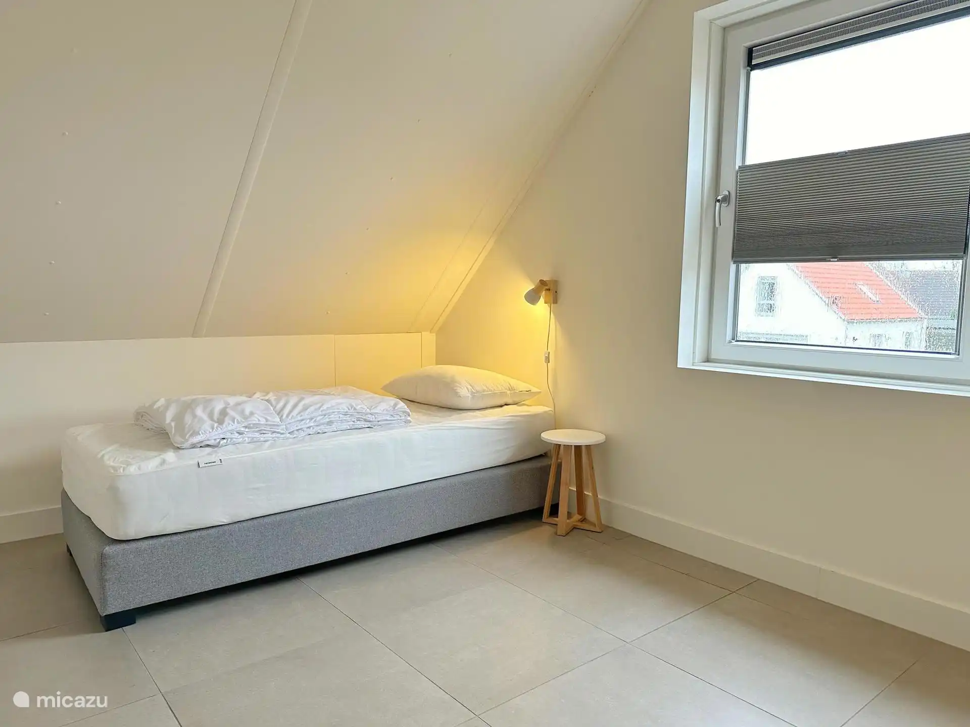 Dormitorio con cama individual