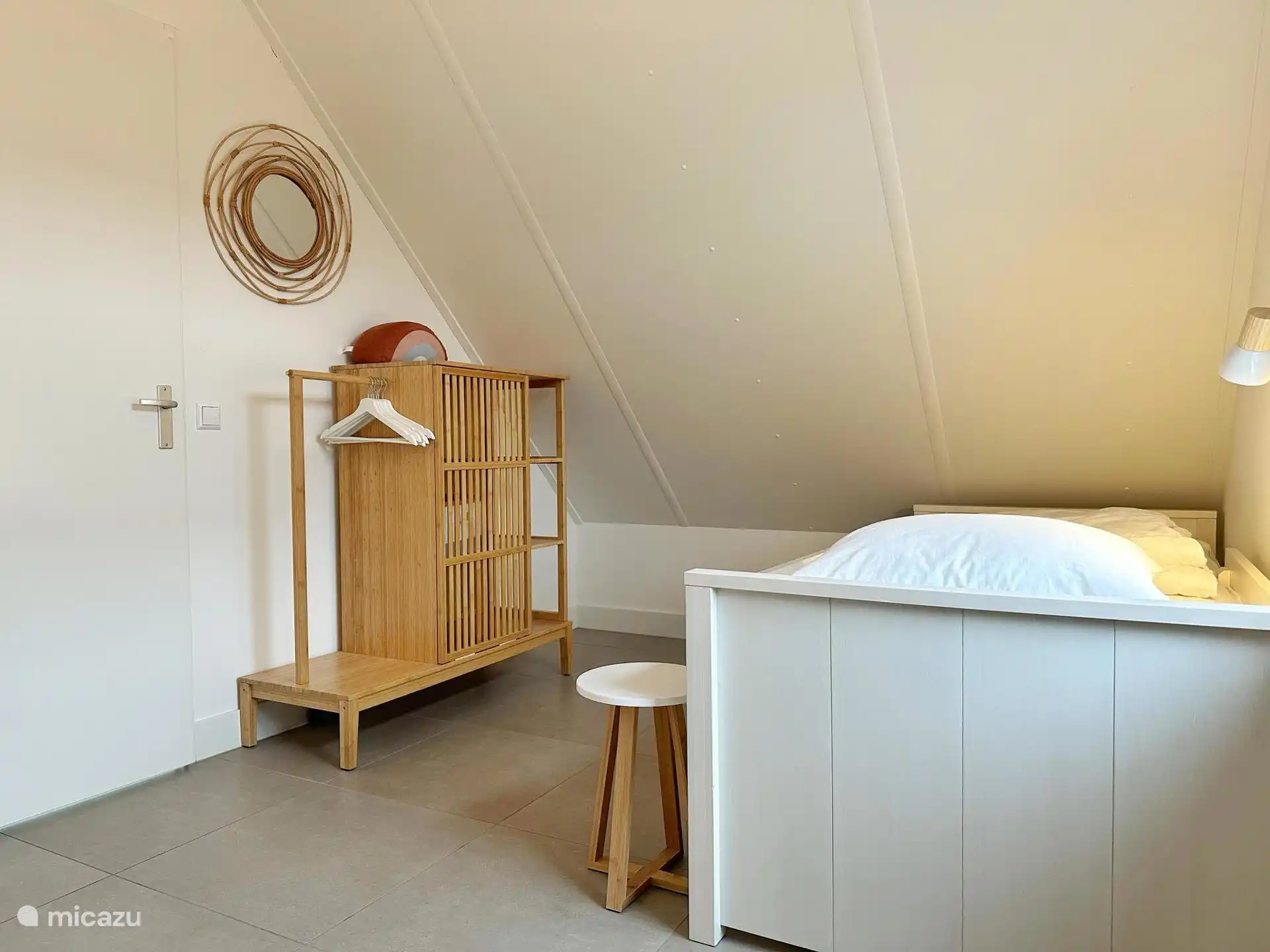 Dormitorio con cama individual