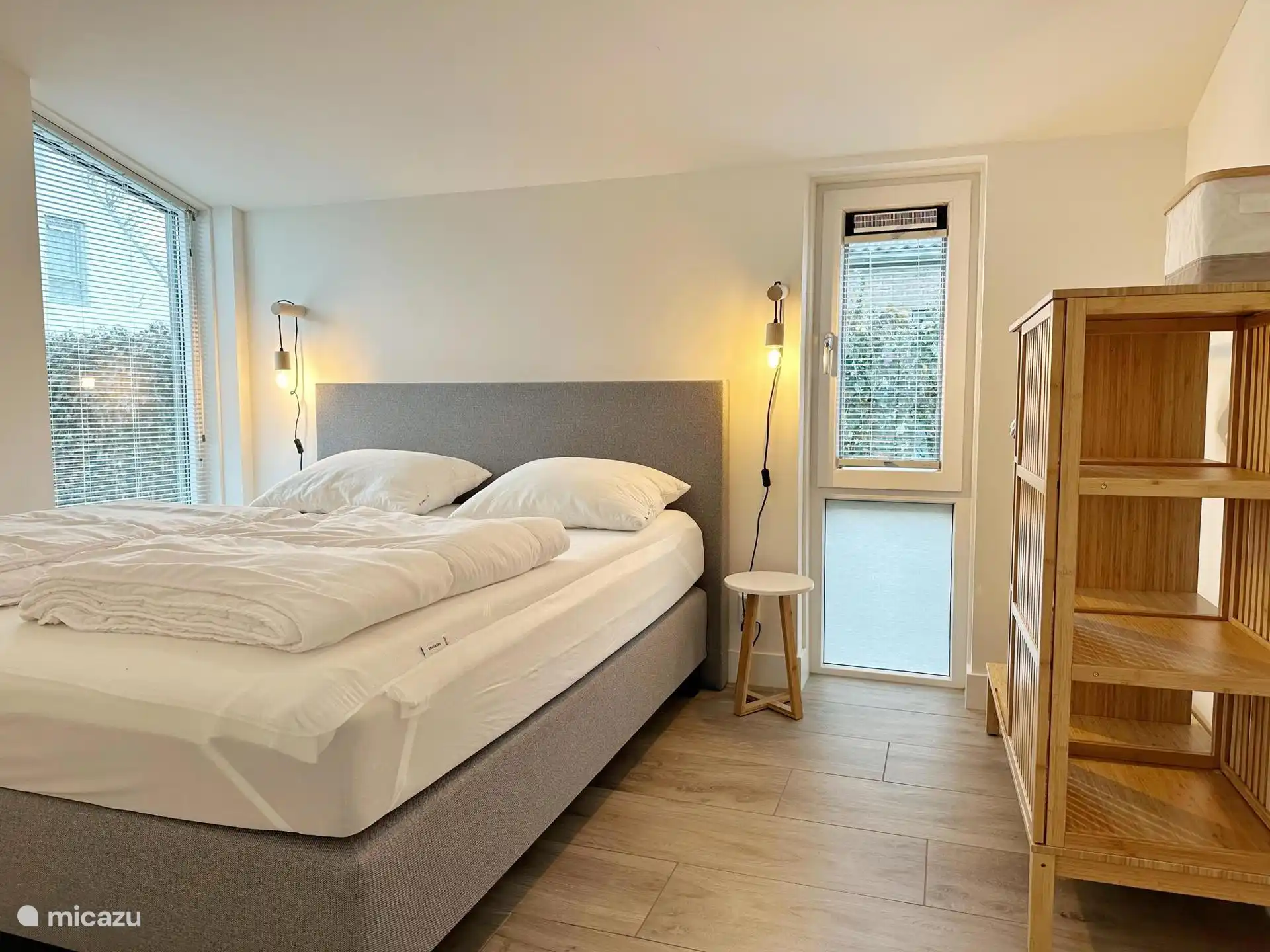 Dormitorio con cama matrimonial