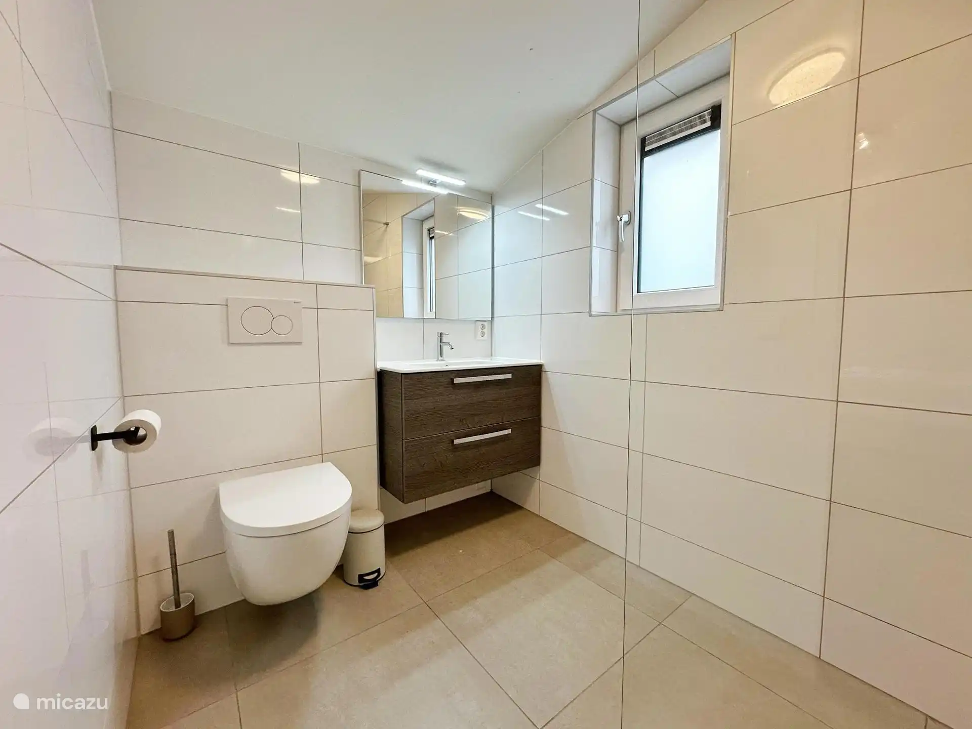 Baño con inodoro