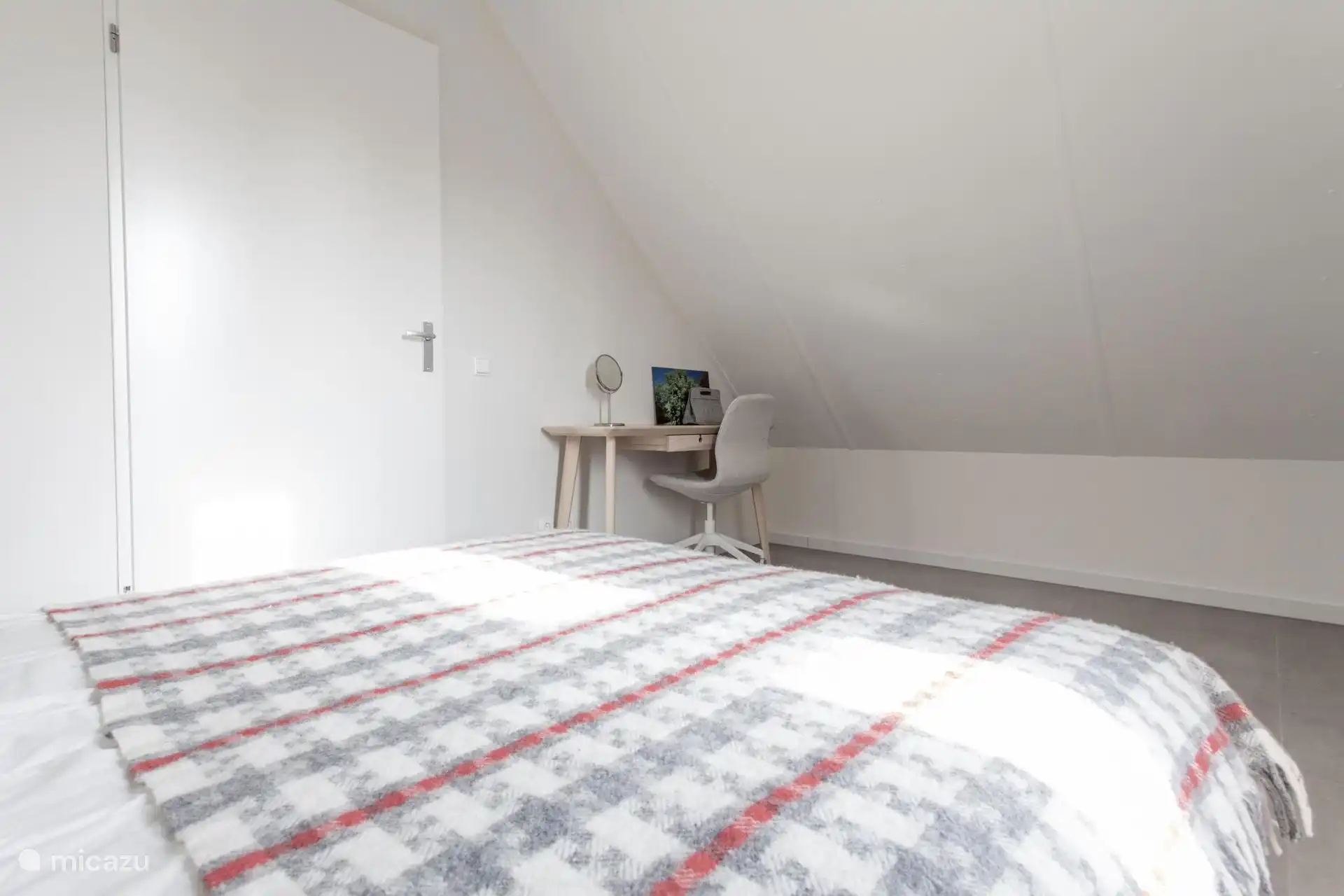 Dormitorio con escritorio