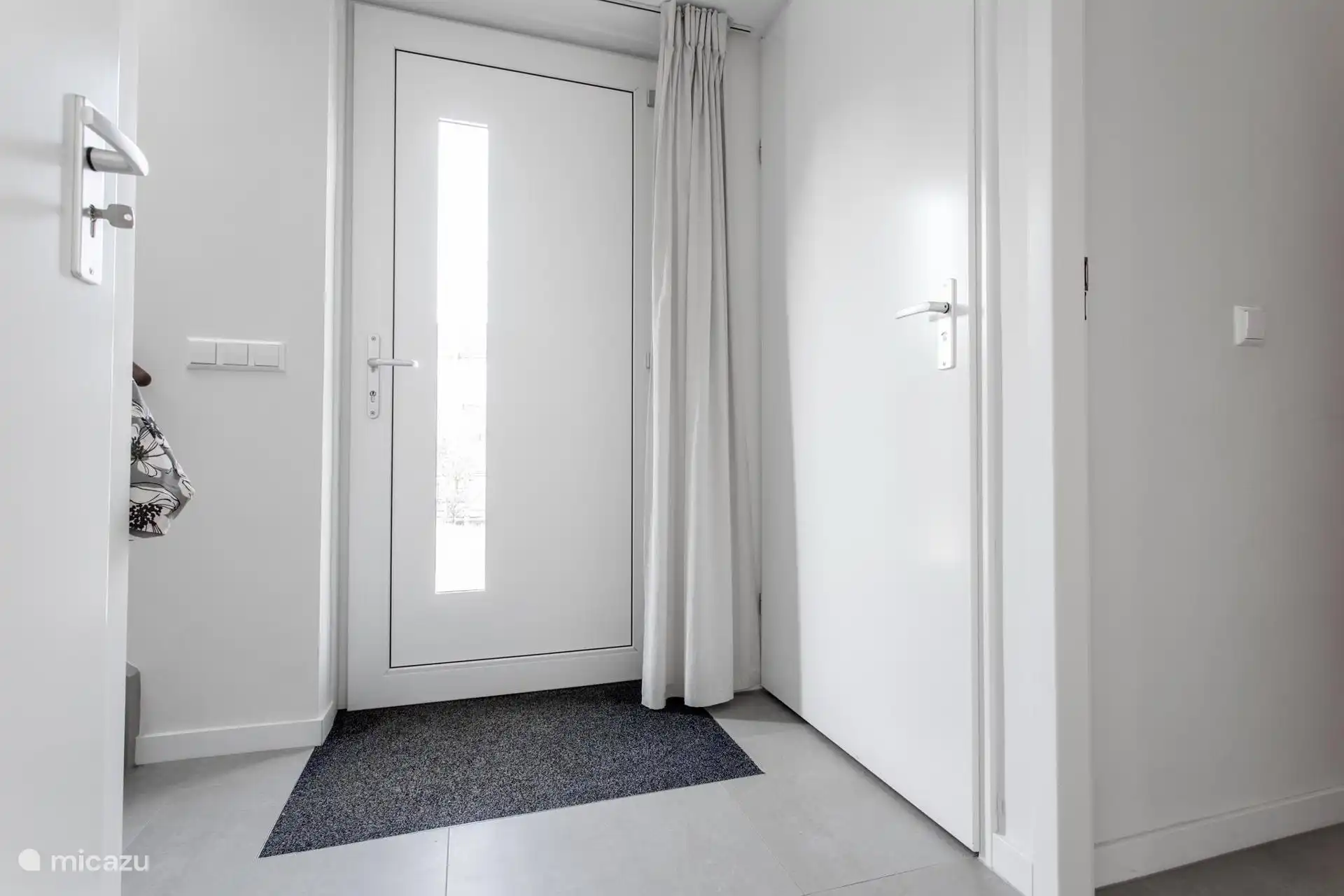 Salón con puerta principal