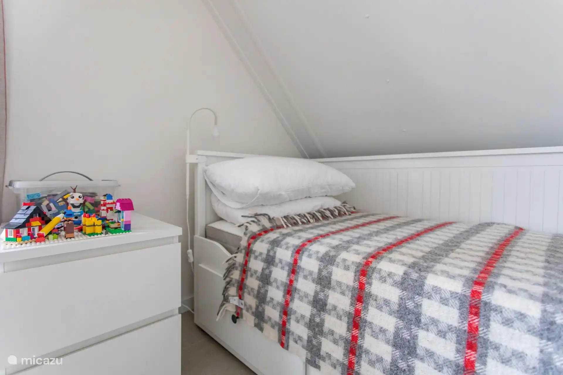 Dormitorio con cama individual