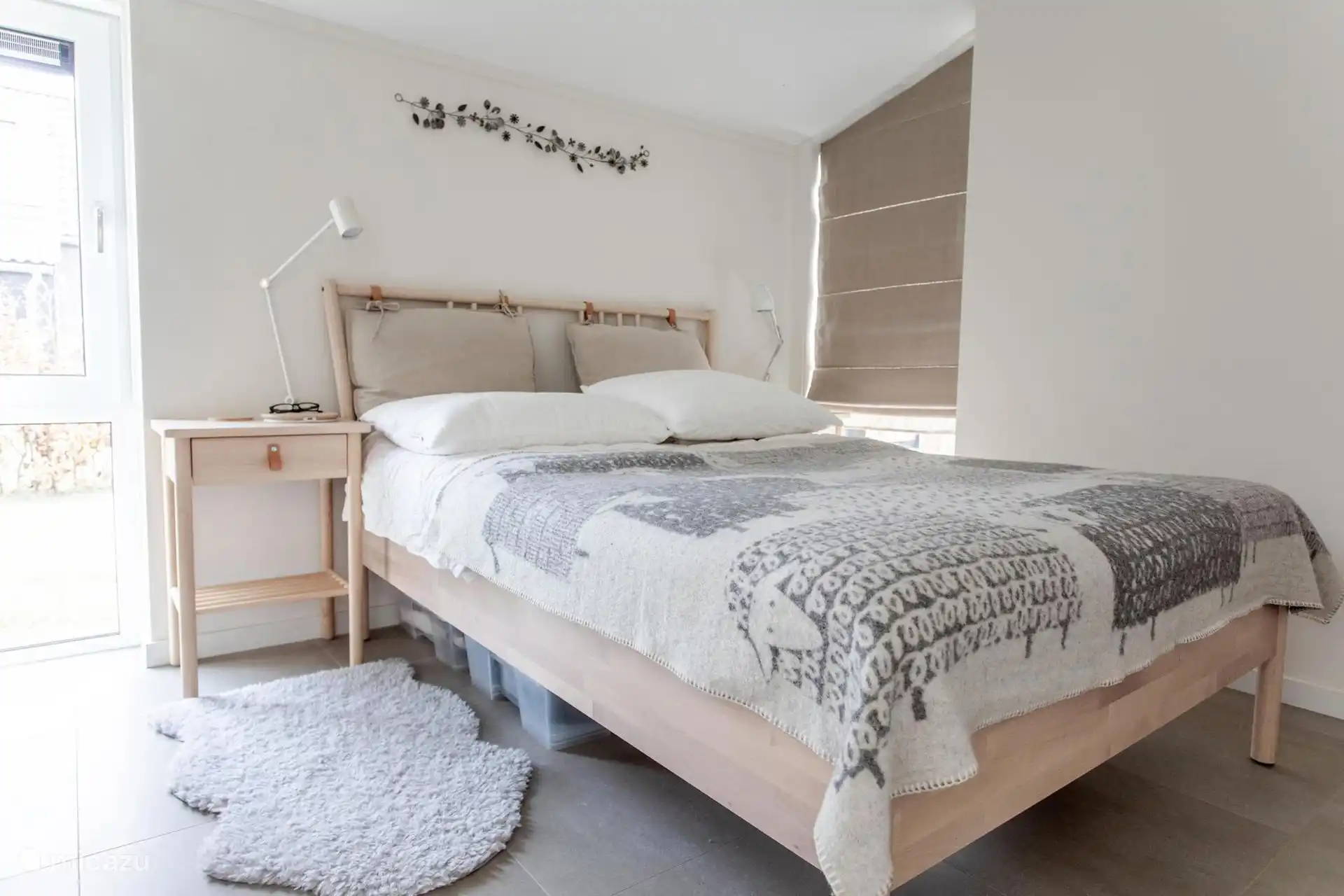 Dormitorio con cama matrimonial