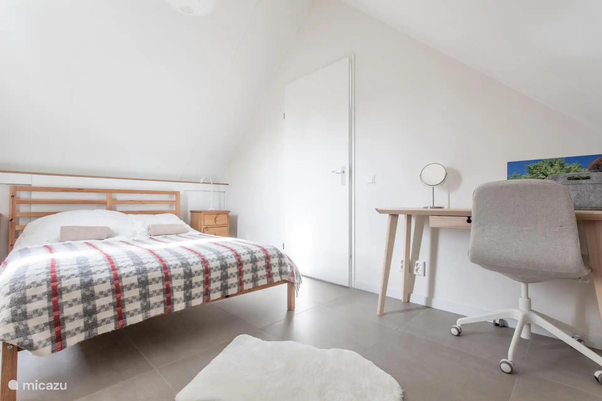Dormitorio con escritorio