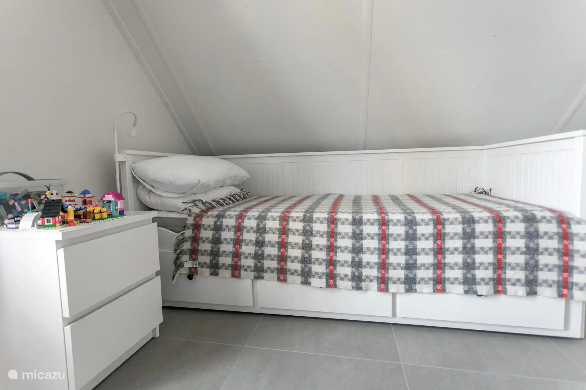 Dormitorio con cama individual