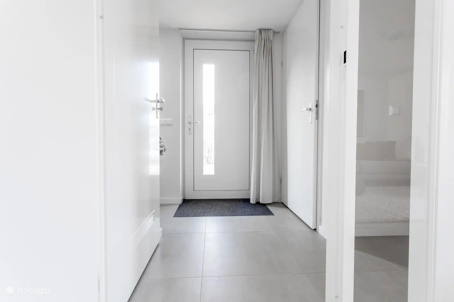 Salón con puerta principal