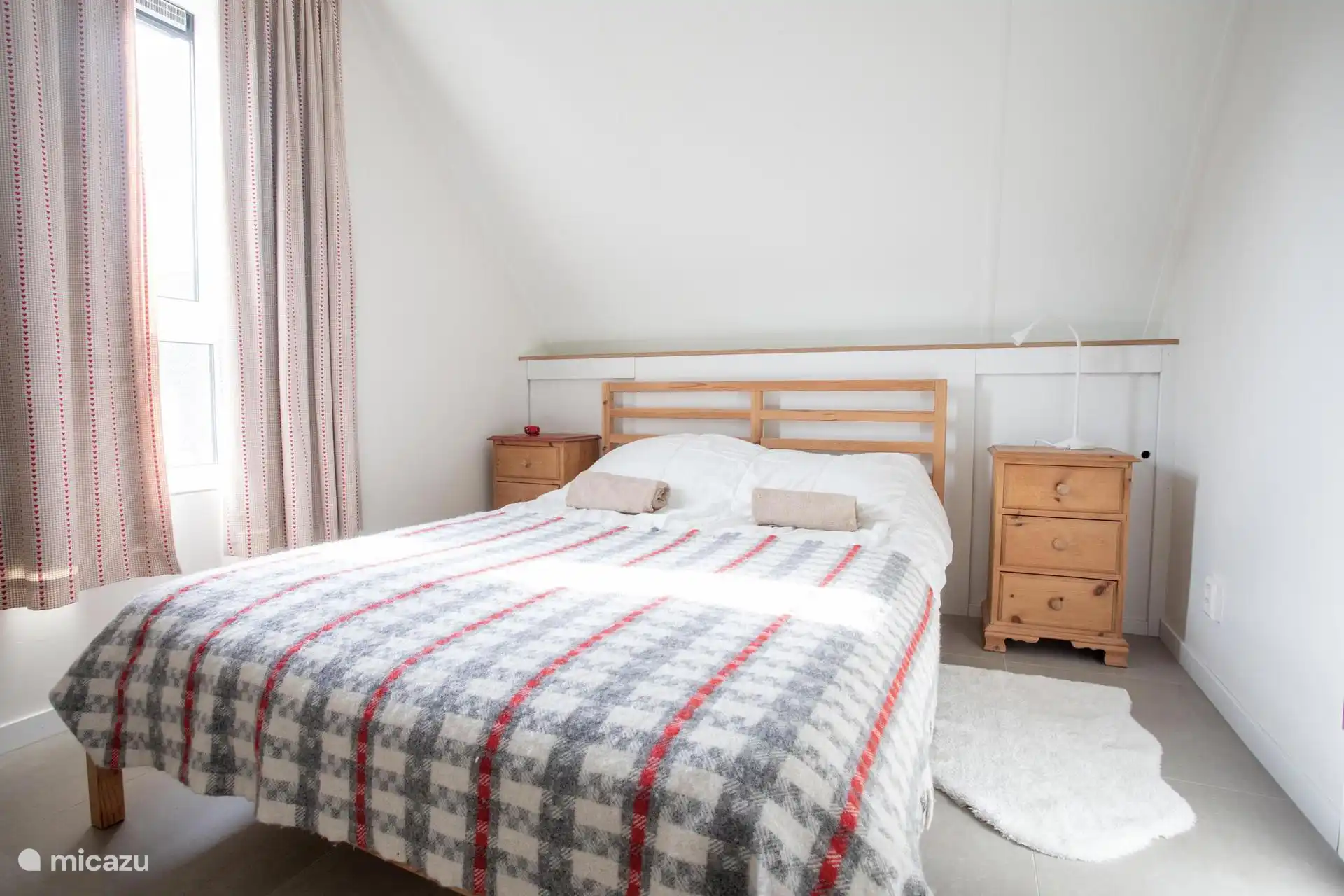 Dormitorio con cama matrimonial