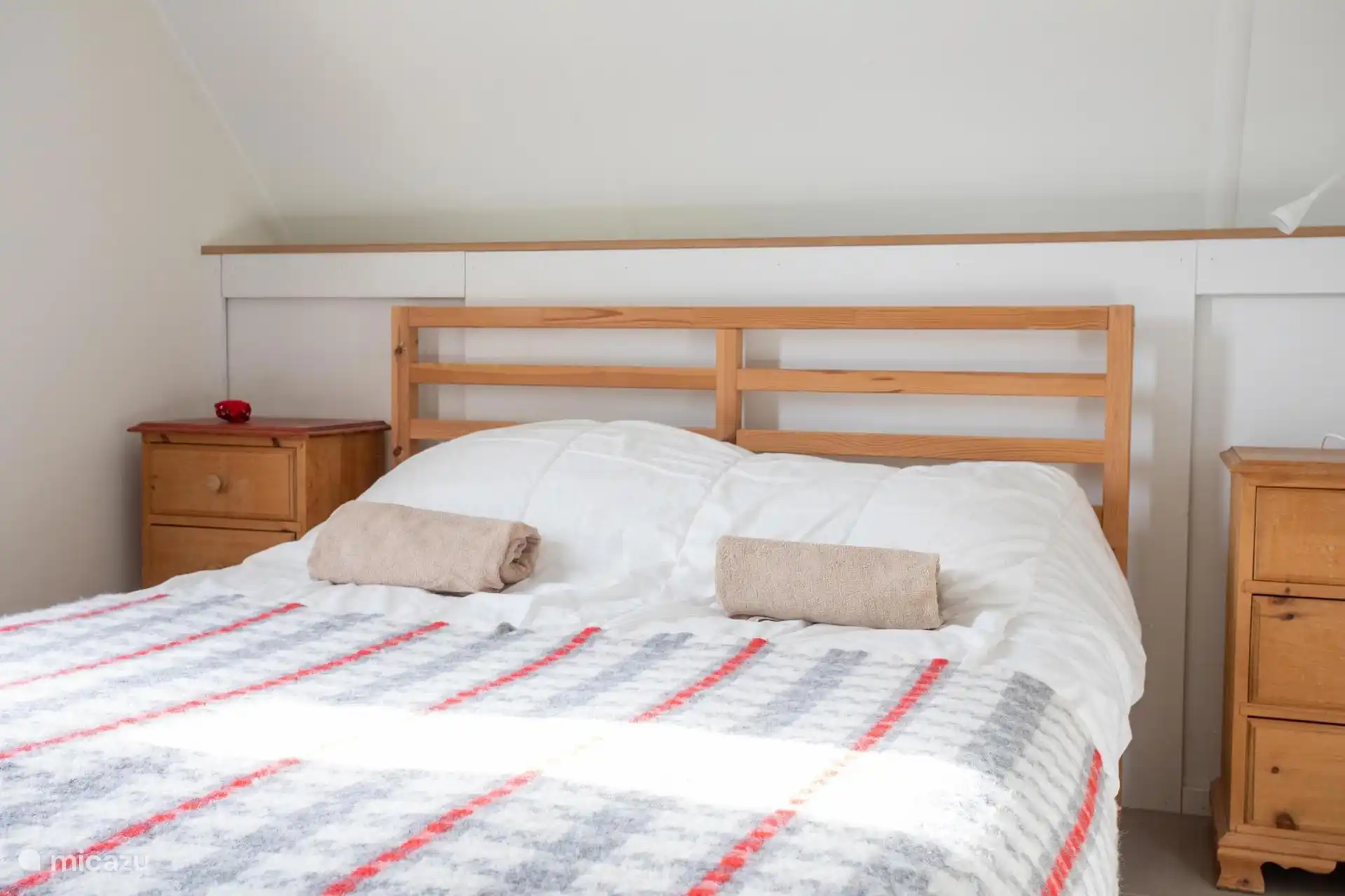 Dormitorio con cama matrimonial