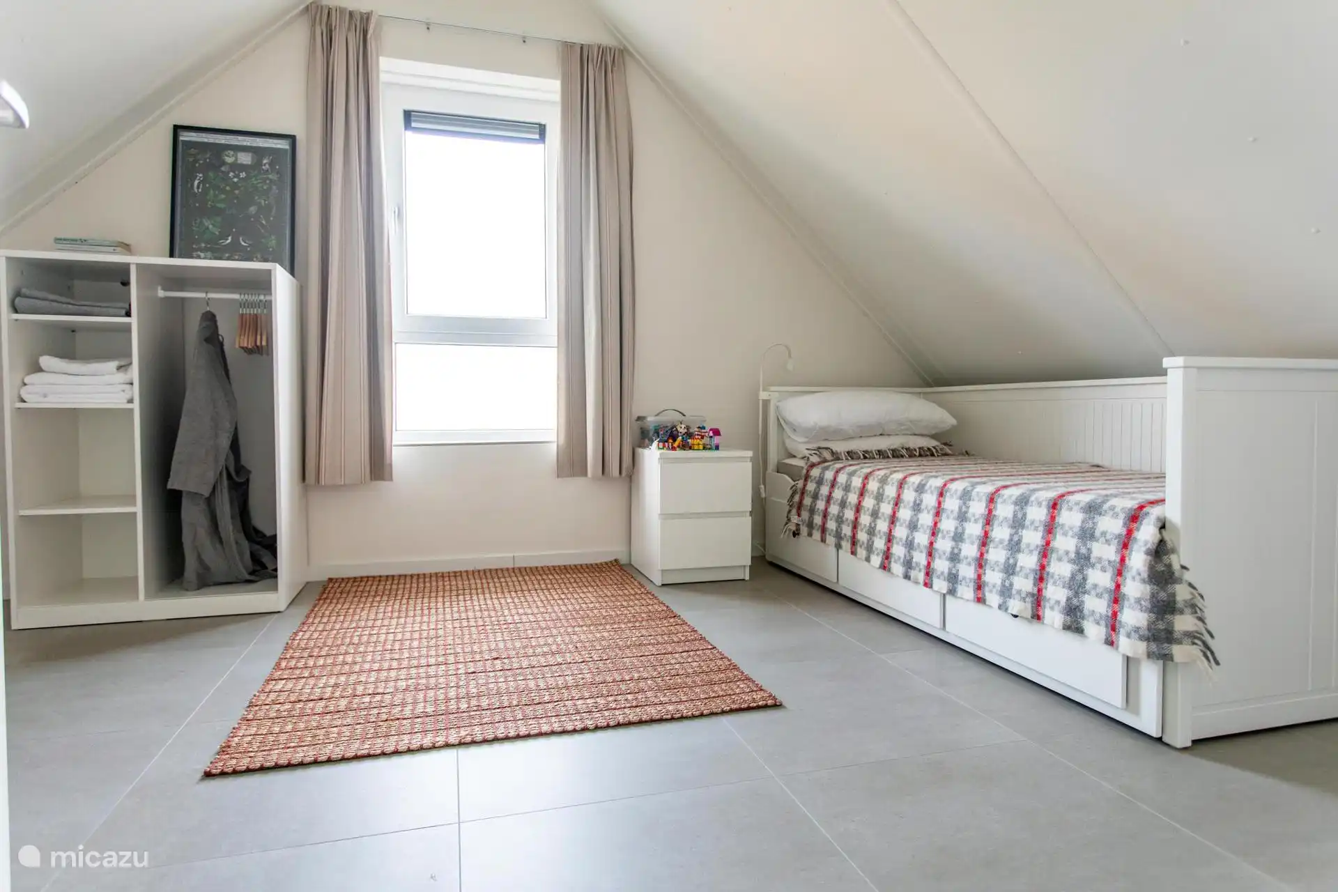 Dormitorio con cama individual