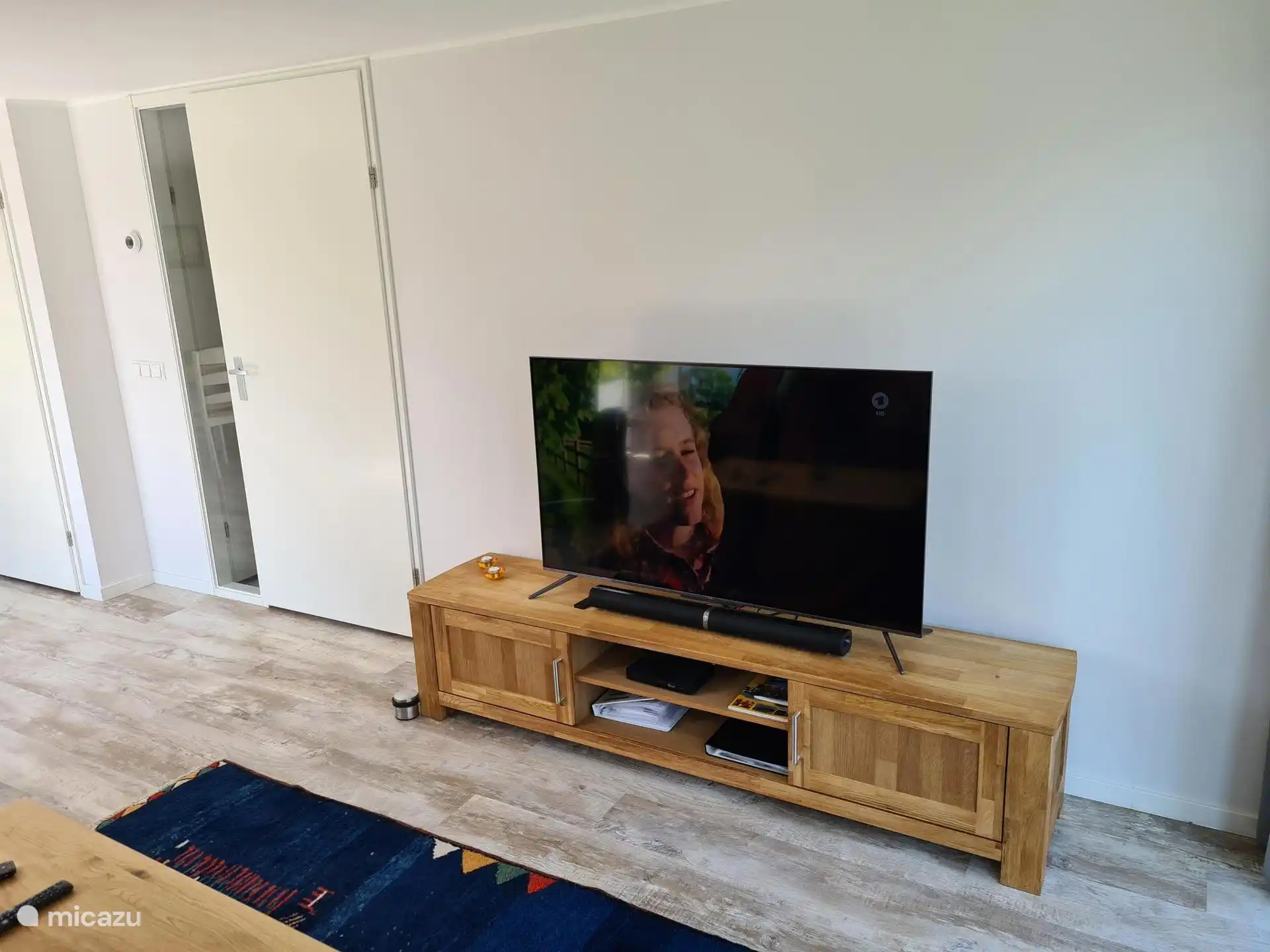 Salón con televisión