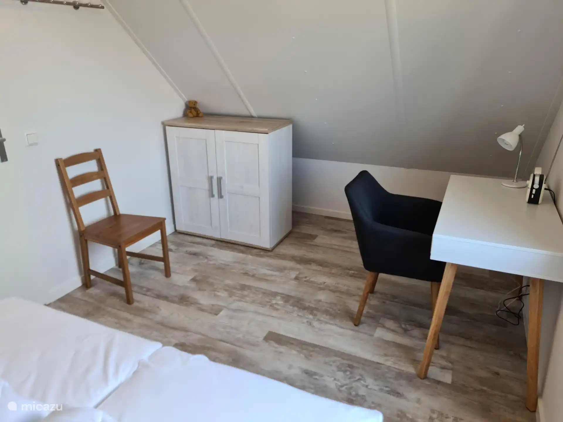 Dormitorio con escritorio