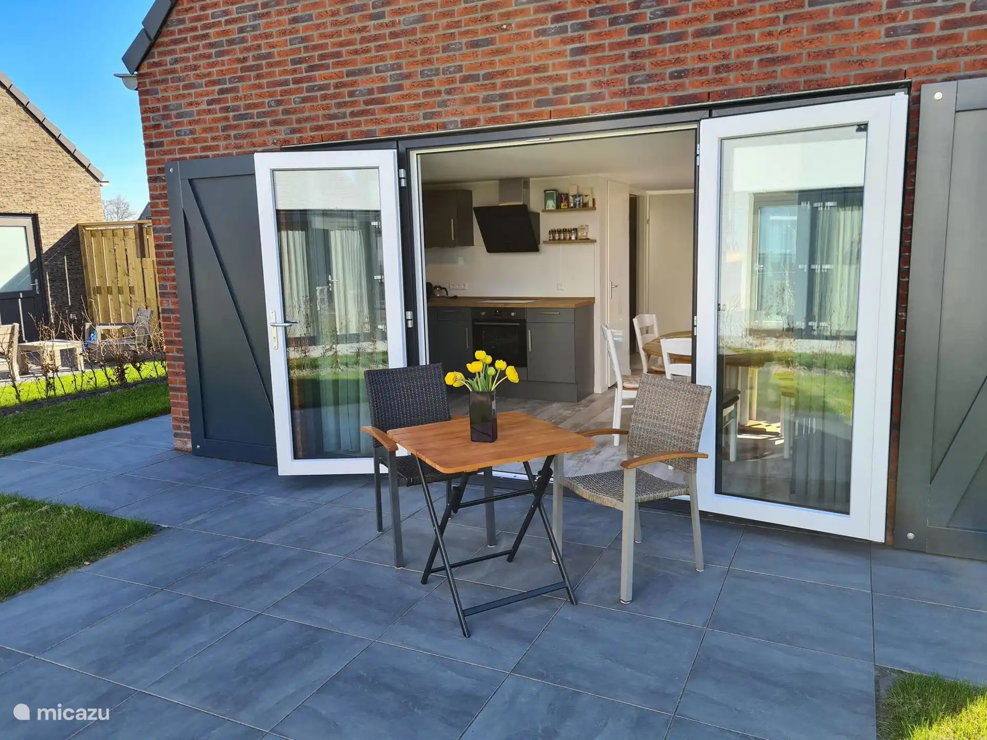 Terraza con mesa