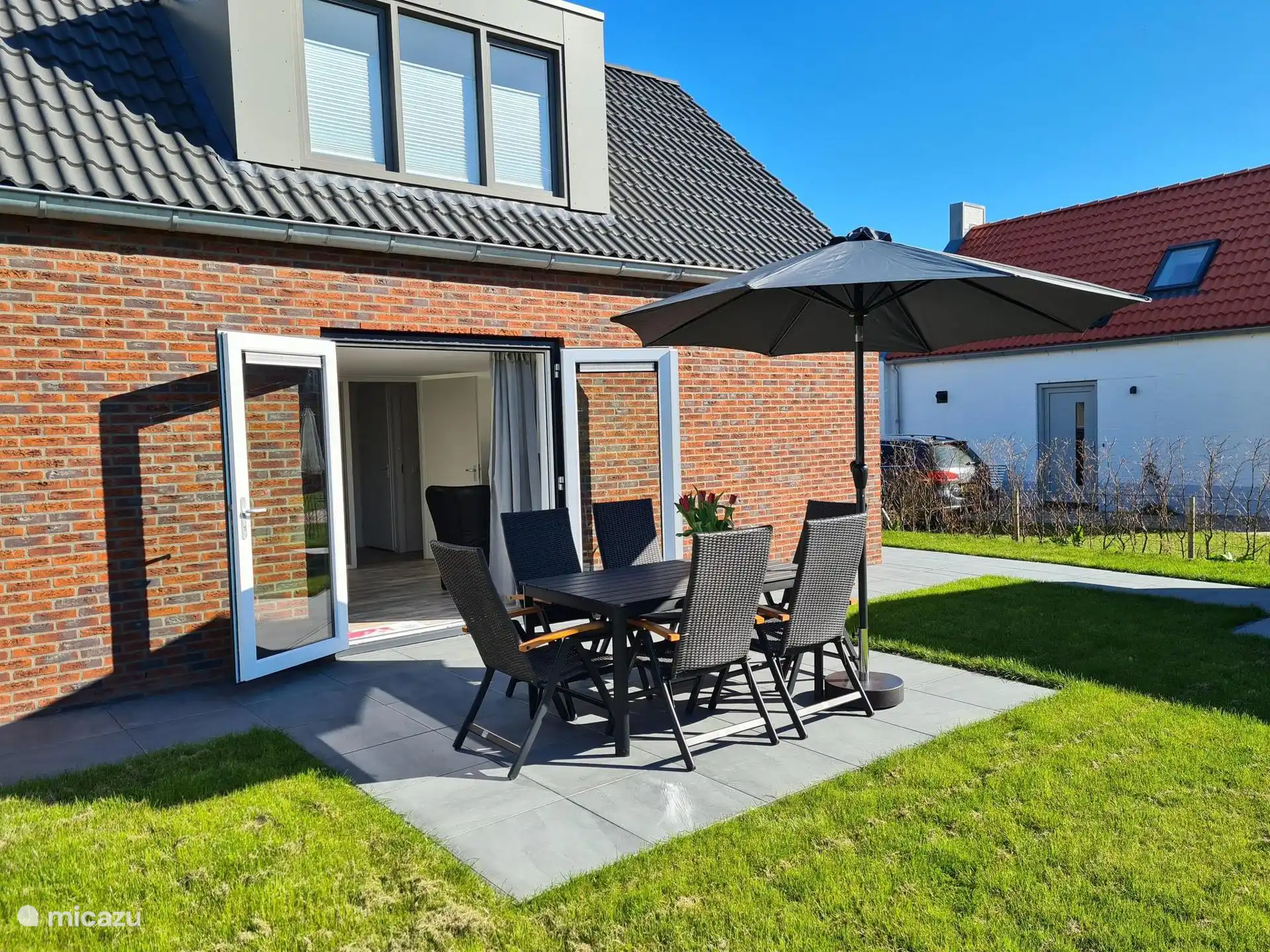 Terraza con mobiliario de jardín