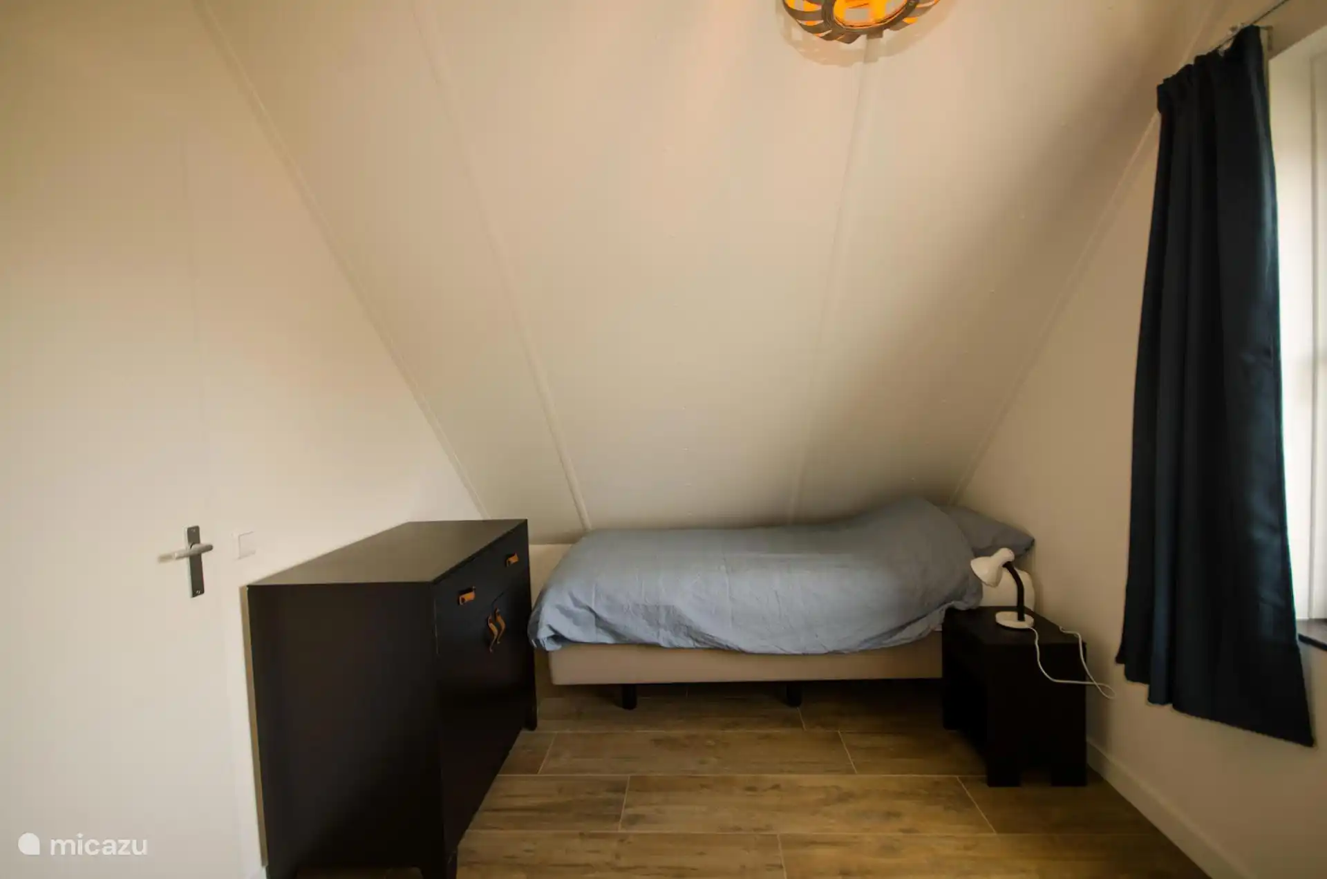 Bedroom with single bed