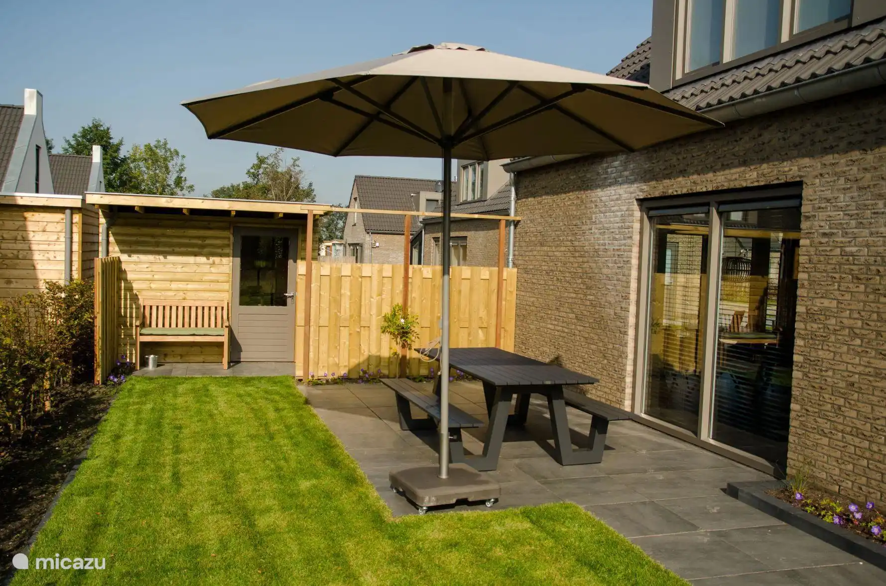 Garden with parasol and picnic table