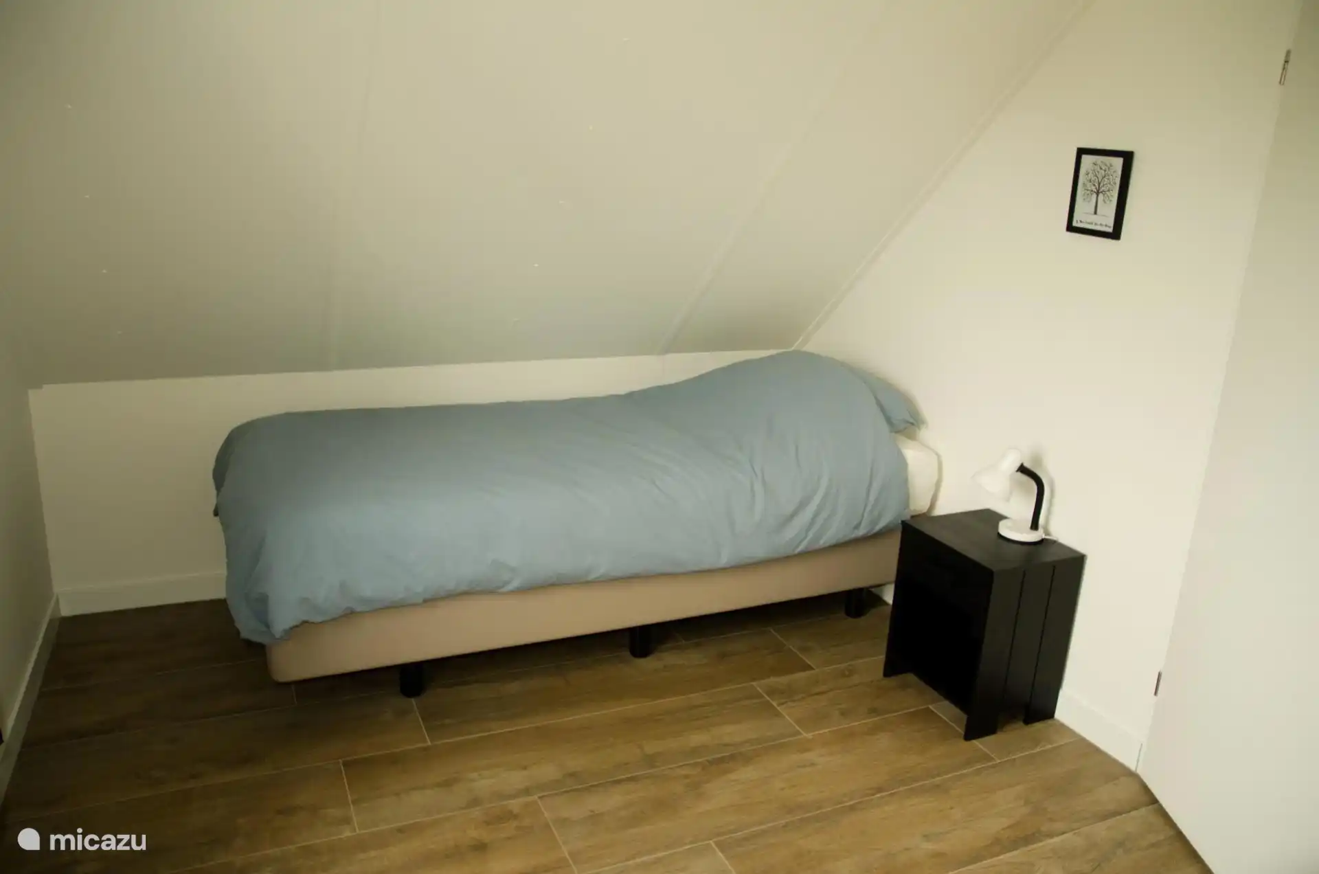 Bedroom with single bed