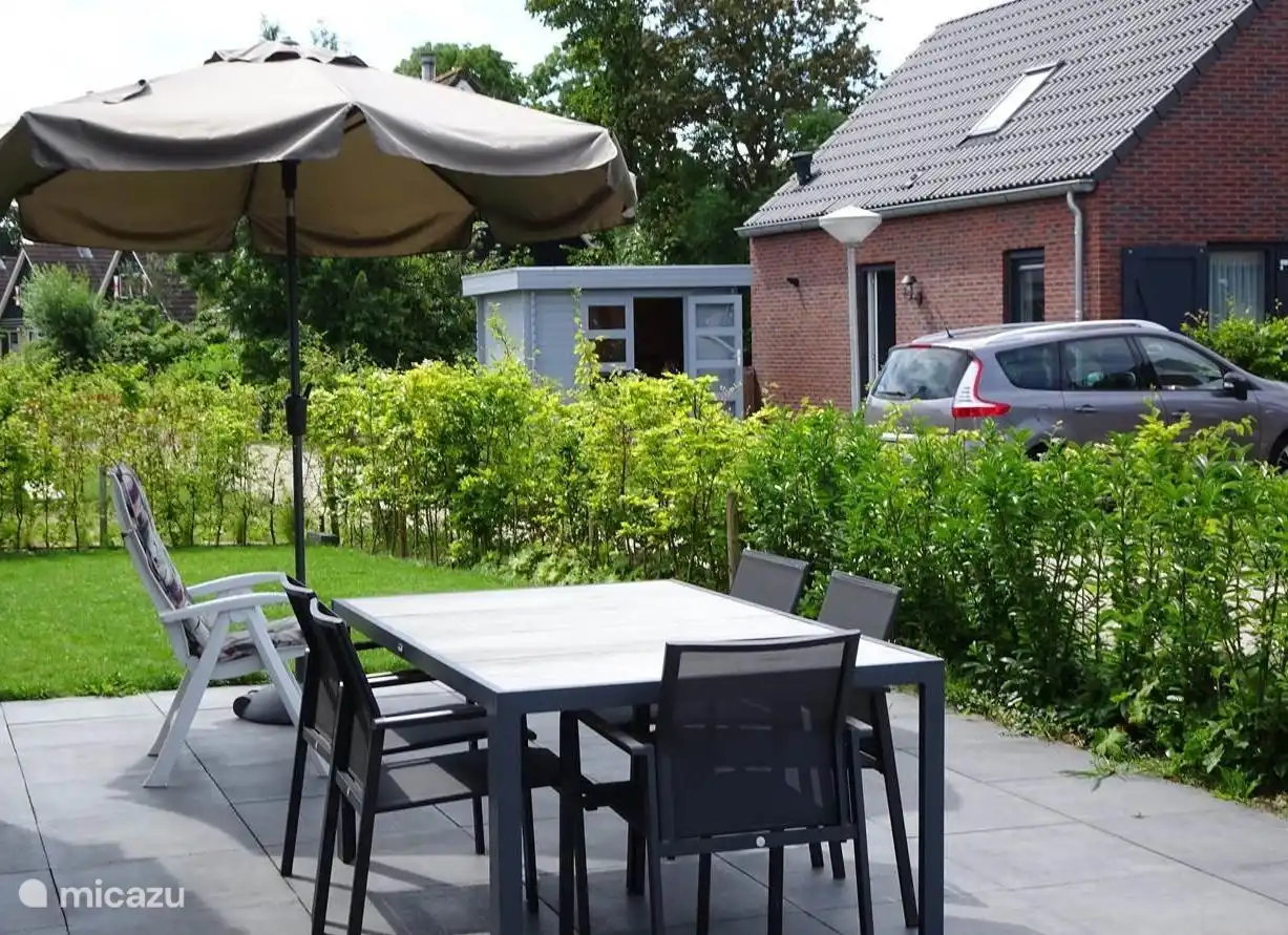 Terras met eettafel