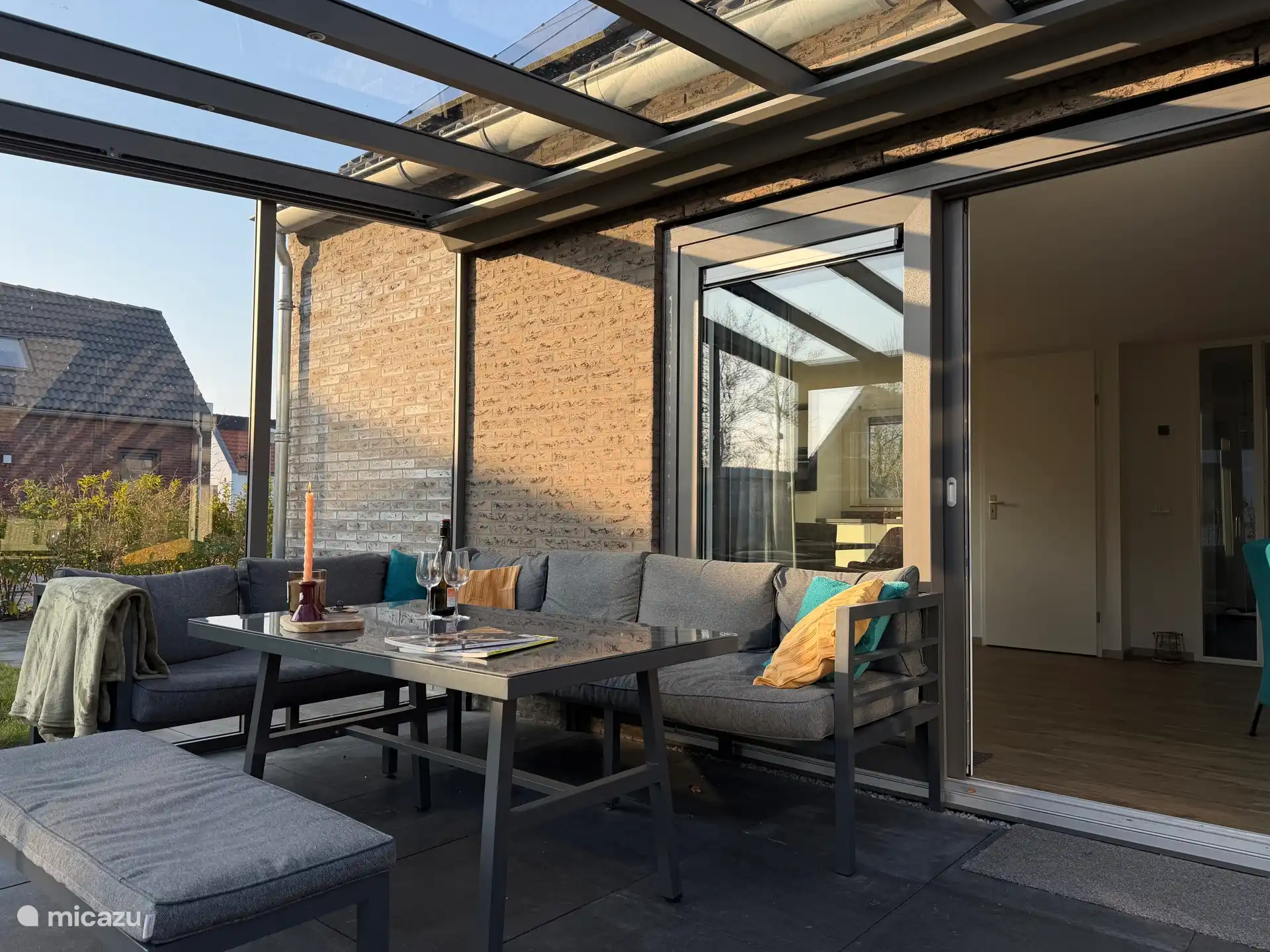 Overdekte veranda met loungeset
