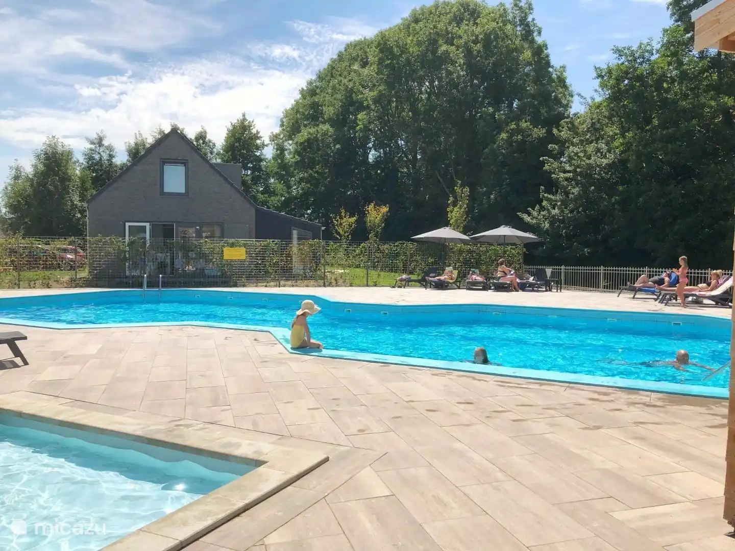 Buitenzwembad op het park