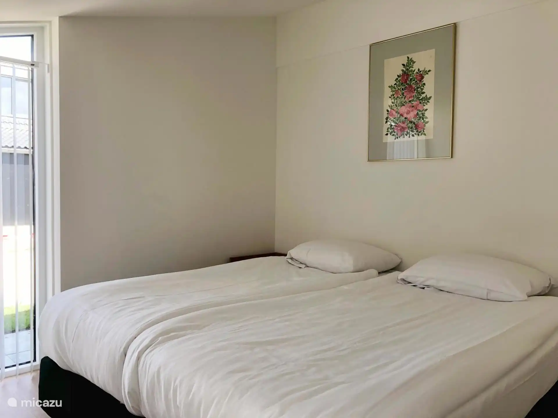 Slaapkamer met twee eenpersoonsbedden