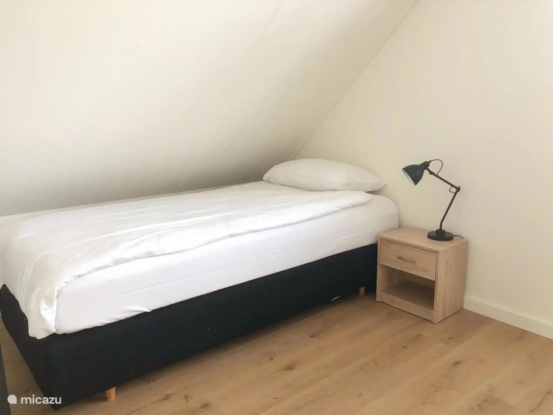 Slaapkamer met eenpersoonsbed