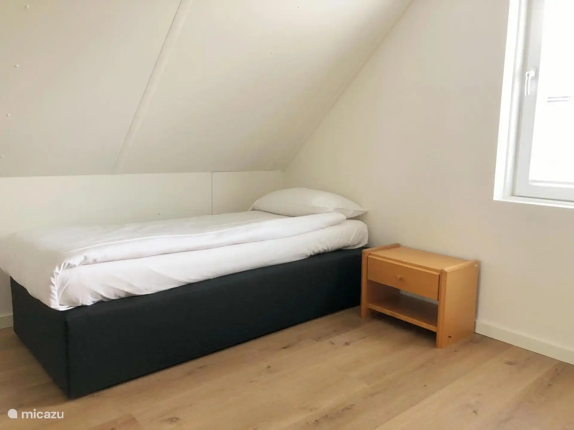 Slaapkamer met eenpersoonsbed