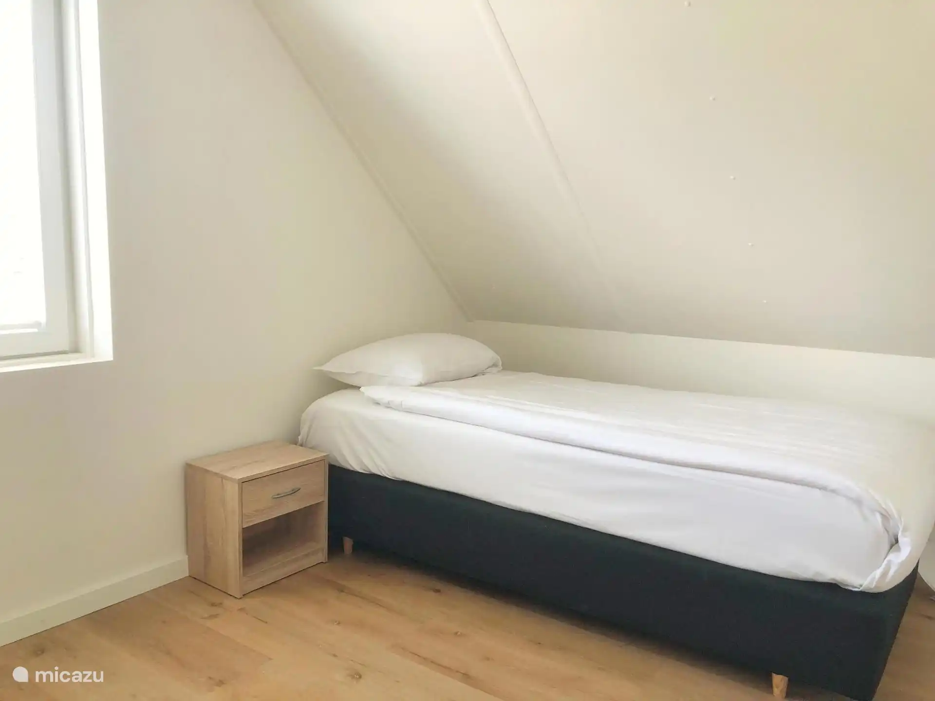 Slaapkamer met eenpersoonsbed