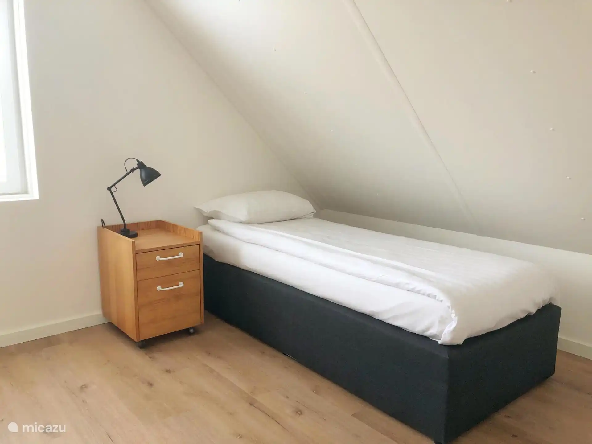 Slaapkamer met eenpersoonsbed