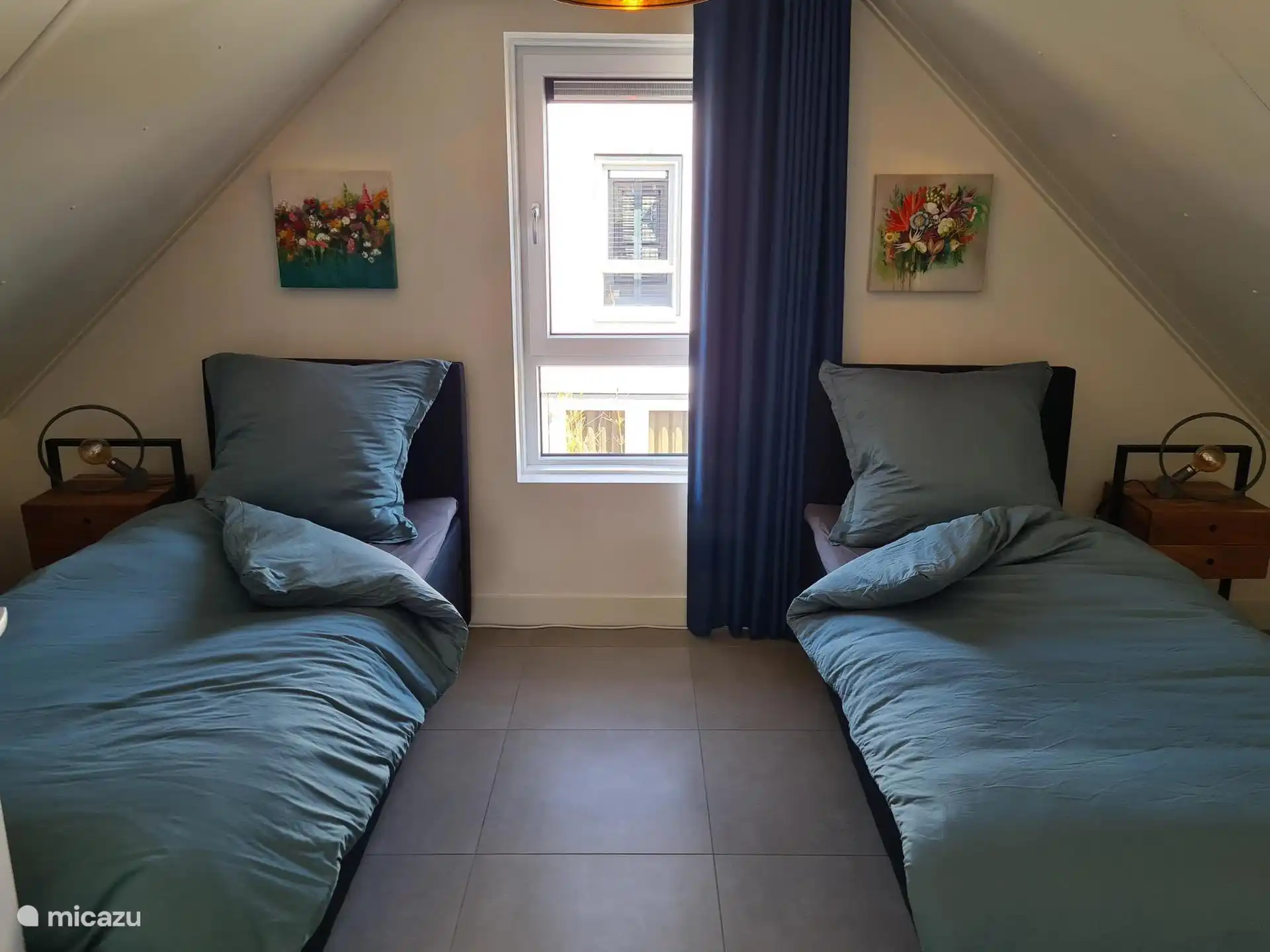 Slaapkamer met twee eenpersoonsbedden