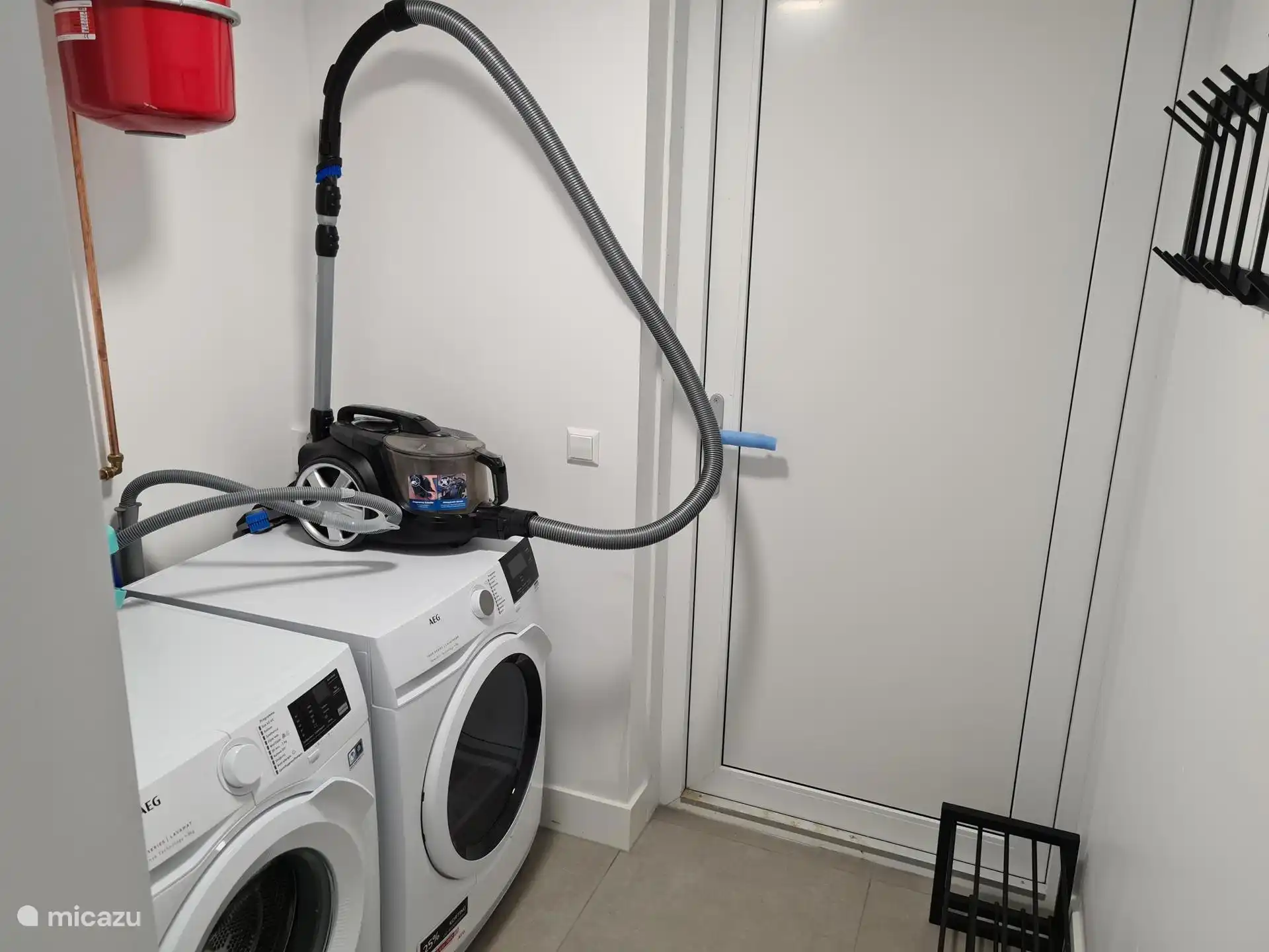 Wasruimte met wasmachine en droger