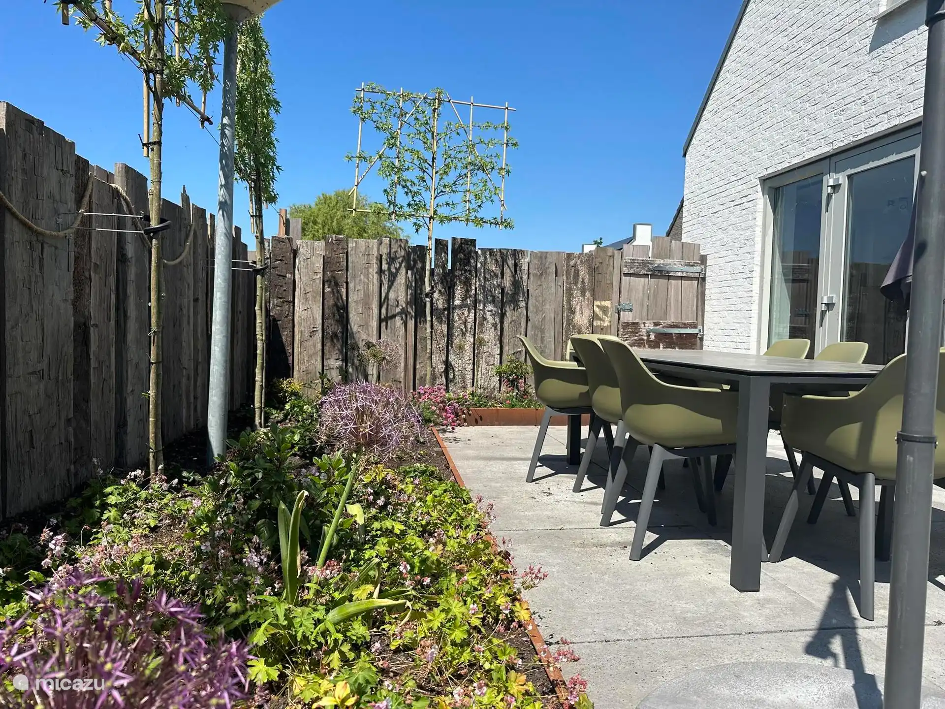 Terras met eettafel