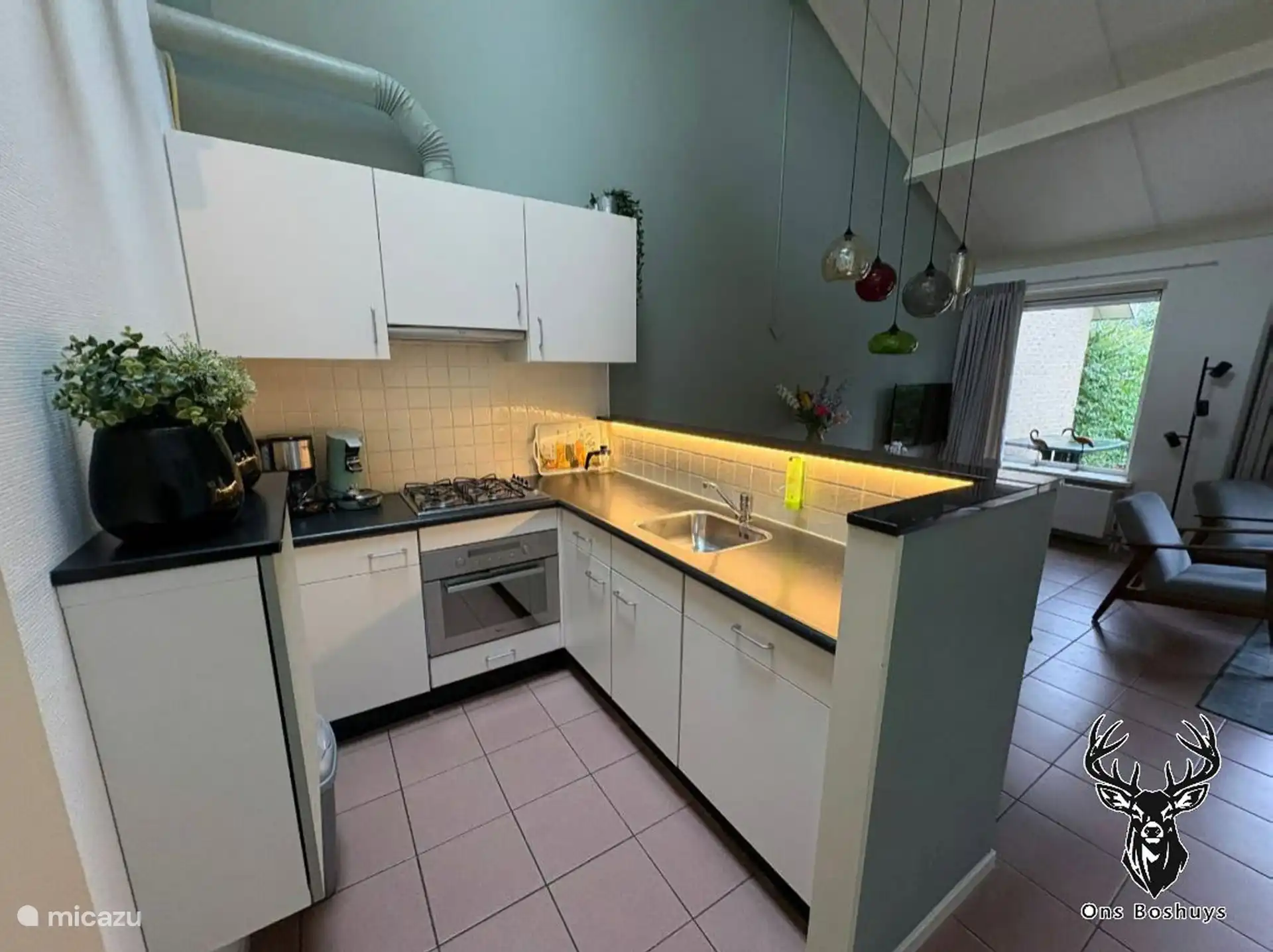 de complete keuken met vaatwasser, combimagnetron en gaskooktoestel. Uitgaan is een keuze.