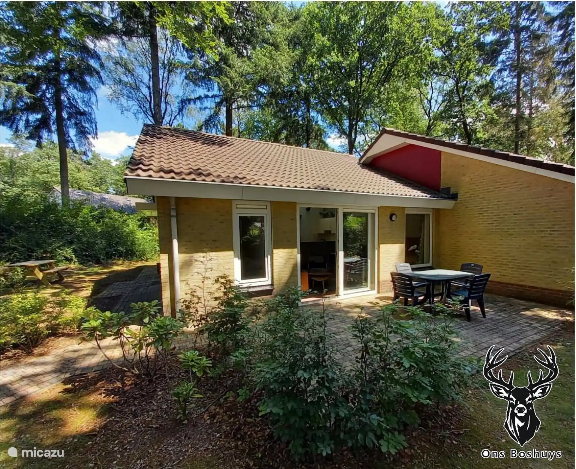 Vanuit de woonkamer direct toegang tot je eigen terras. Met een comfortabele tuinset en heerlijk omsloten.