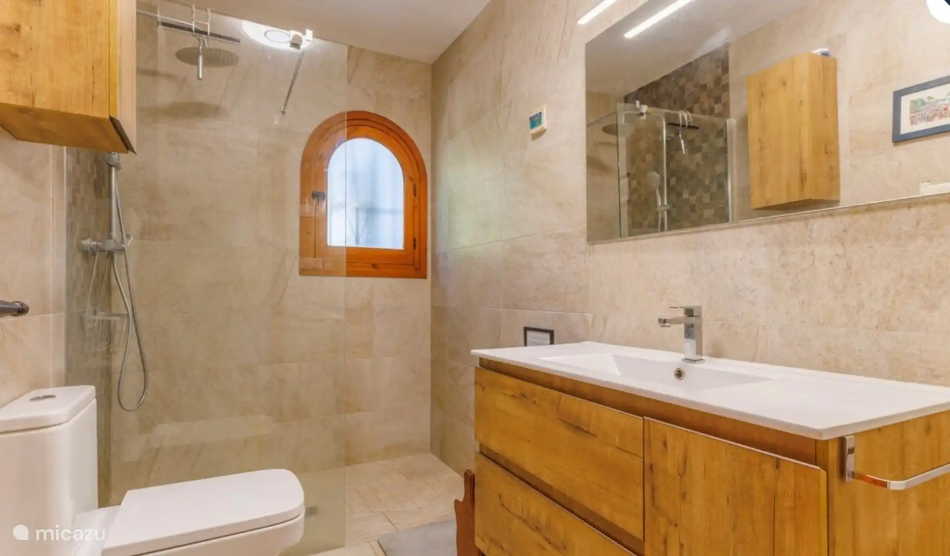 El baño junto al dormitorio principal