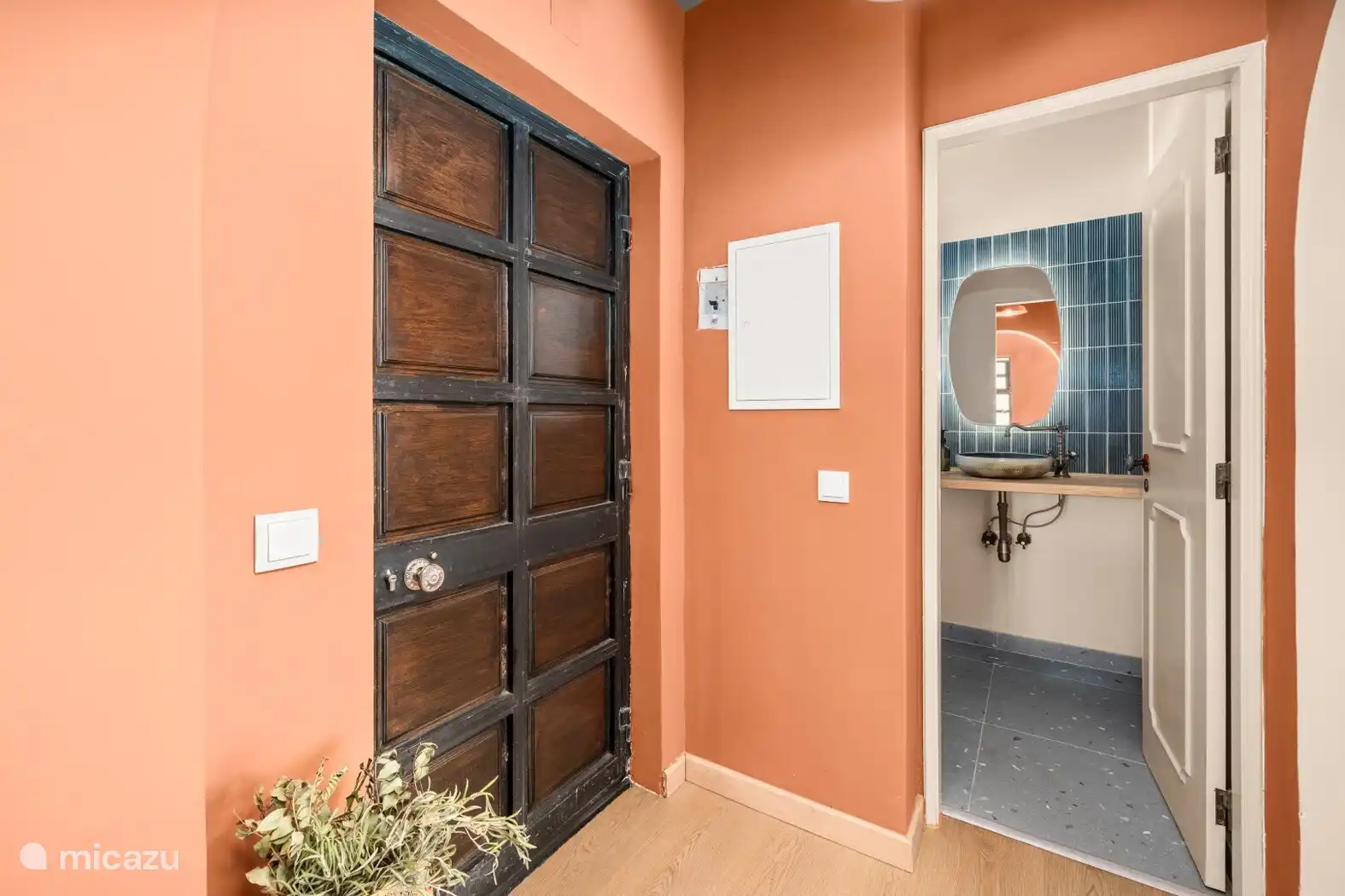 Bathroom
Alle vier de badkamers zijn modern en comfortabel ingericht. De drie en-suite badkamers bij de slaapkamers zijn onlangs gerenoveerd en voorzien van vloerverwarming, zodat je ook tijdens de ko