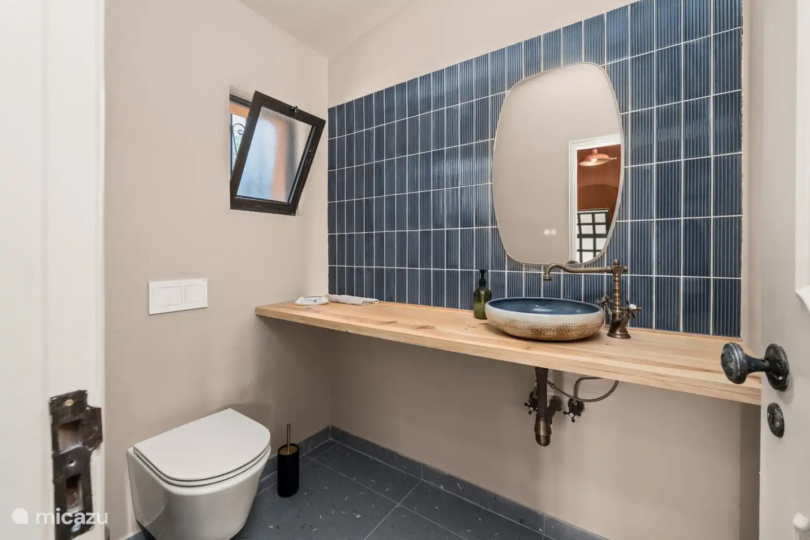 Bathroom
Alle vier de badkamers zijn modern en comfortabel ingericht. De drie en-suite badkamers bij de slaapkamers zijn onlangs gerenoveerd en voorzien van vloerverwarming, zodat je ook tijdens de ko