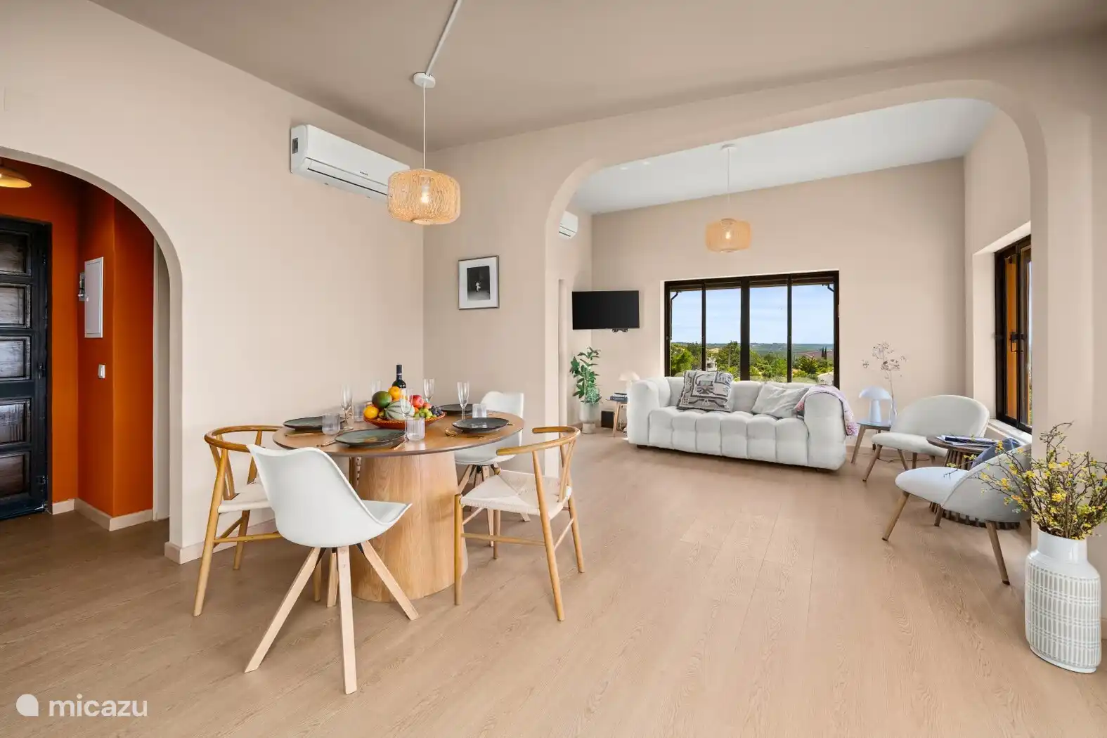 Living Room
De stijlvolle woonkamer is licht en ruim dankzij de grote ramen en biedt een prachtig panoramisch uitzicht. Er is een comfortabele zithoek, een open haard en een Smart TV — een fijne plek 